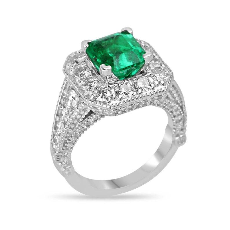 Rehaussez votre demande en mariage avec notre époustouflante bague de fiançailles émeraude et diamant, ornée d'une magnifique émeraude colombienne de 1,93 carat de qualité AAA aux caractéristiques remarquables et à la teinte verte riche et