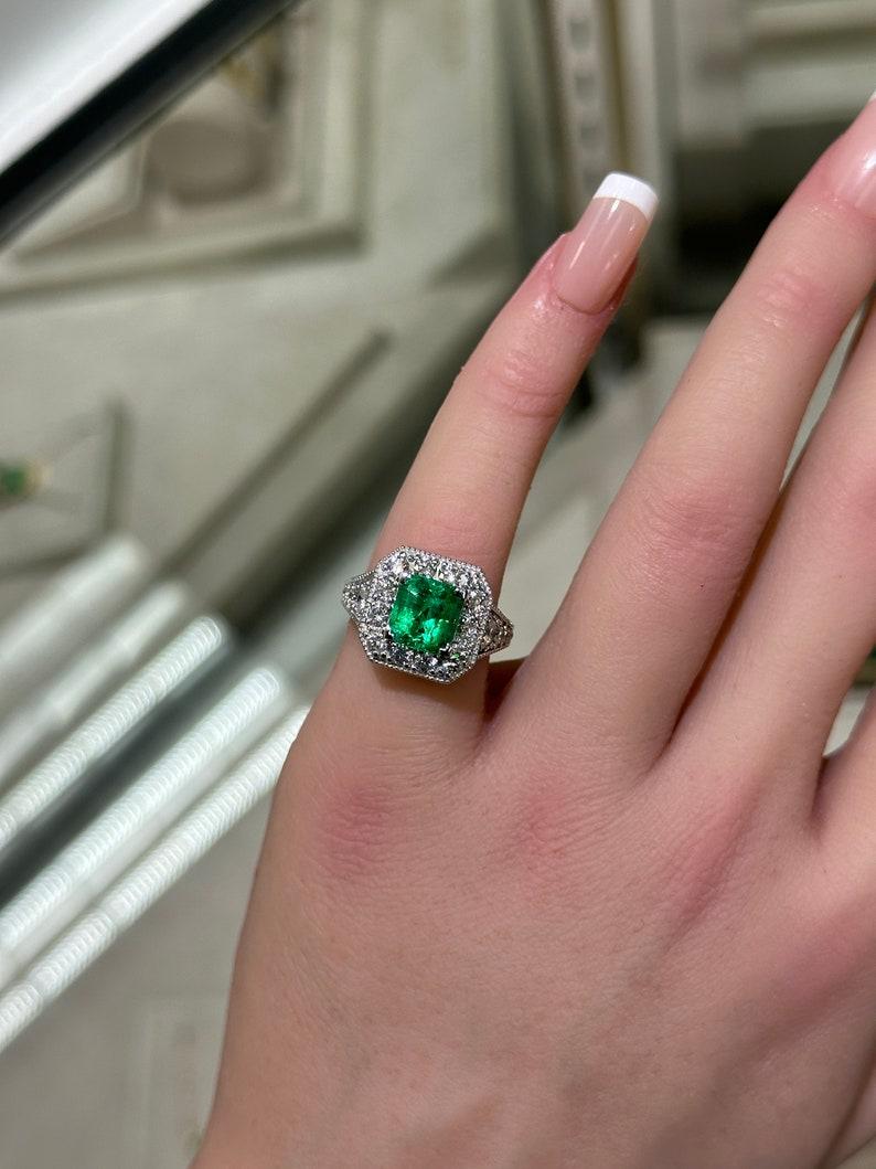 Contemporain 3.08tcw Colombian Emerald & Diamond Halo Accent  Qualité AAA, vert riche en vente