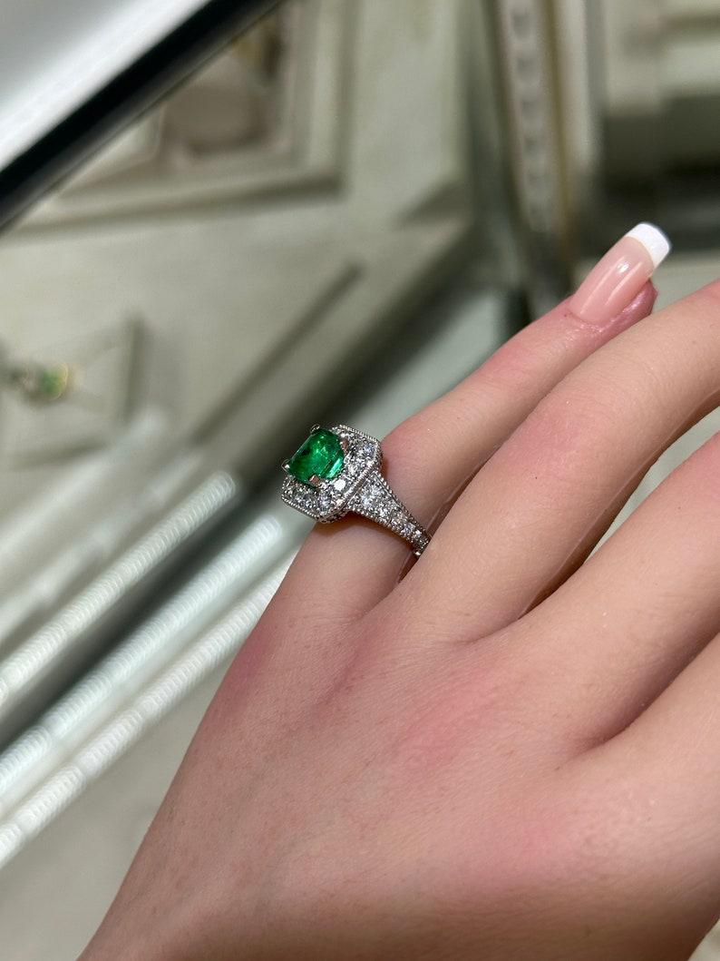 Taille émeraude 3.08tcw Colombian Emerald & Diamond Halo Accent  Qualité AAA, vert riche en vente