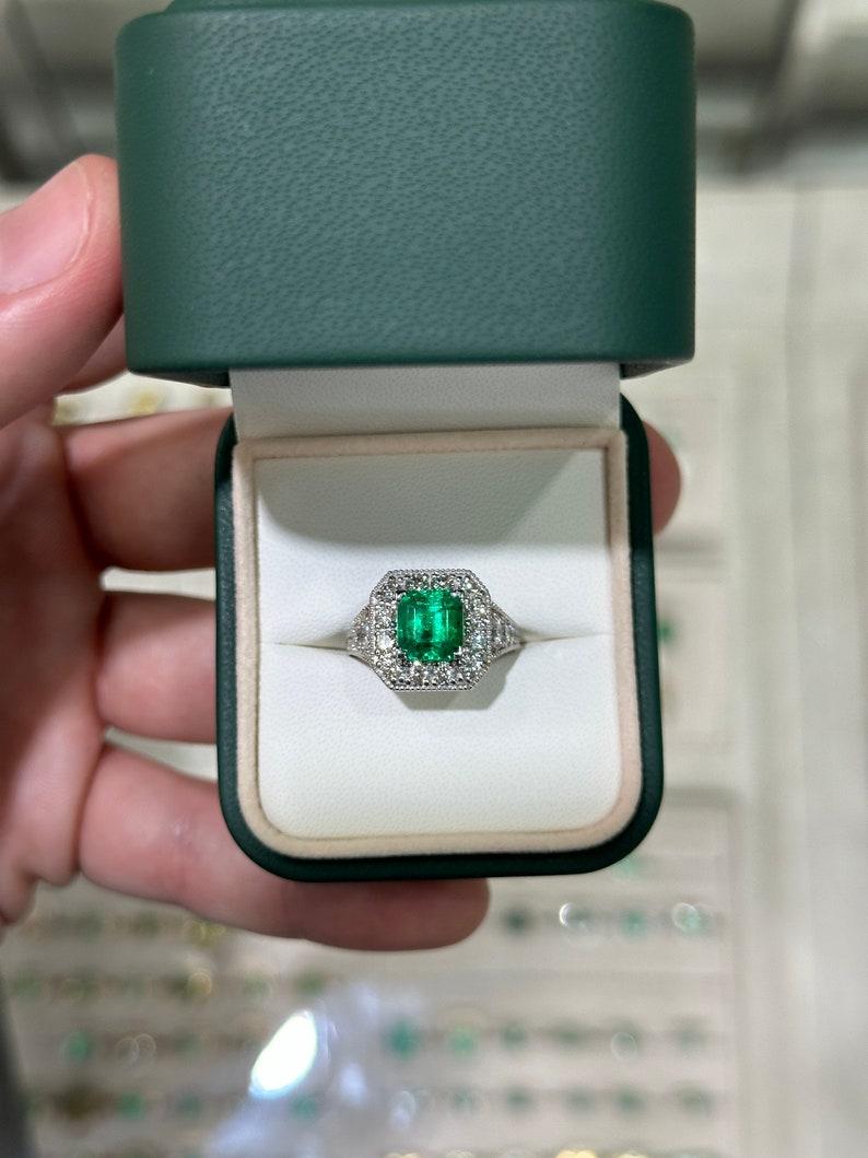 3.08tcw Colombian Emerald & Diamond Halo Accent  Qualité AAA, vert riche Neuf - En vente à Jupiter, FL