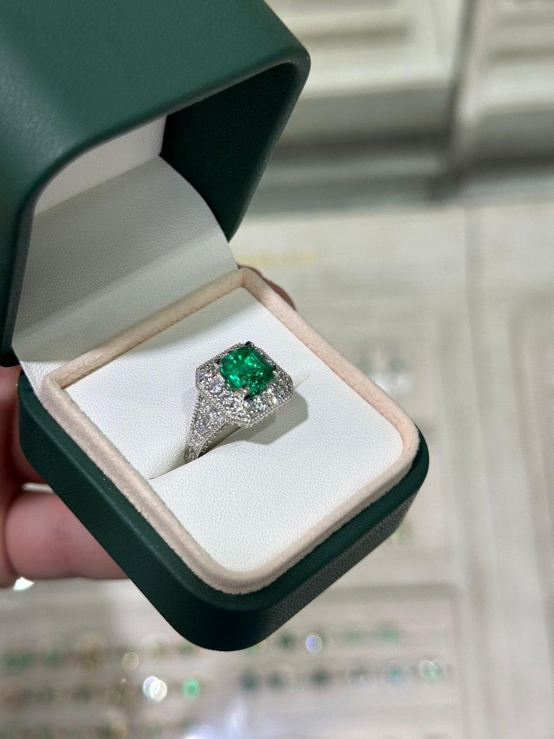 3.08tcw Colombian Emerald & Diamond Halo Accent  Qualité AAA, vert riche Pour femmes en vente