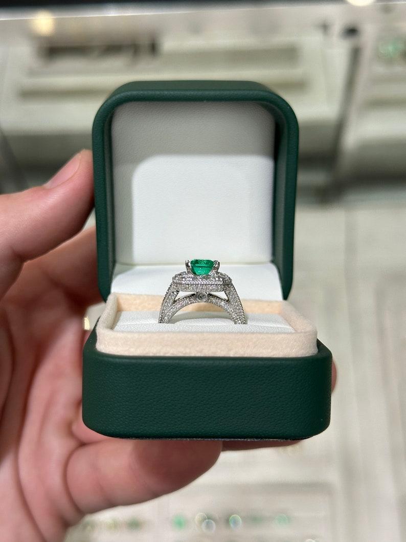 3.08tcw Colombian Emerald & Diamond Halo Accent  Qualité AAA, vert riche en vente 1