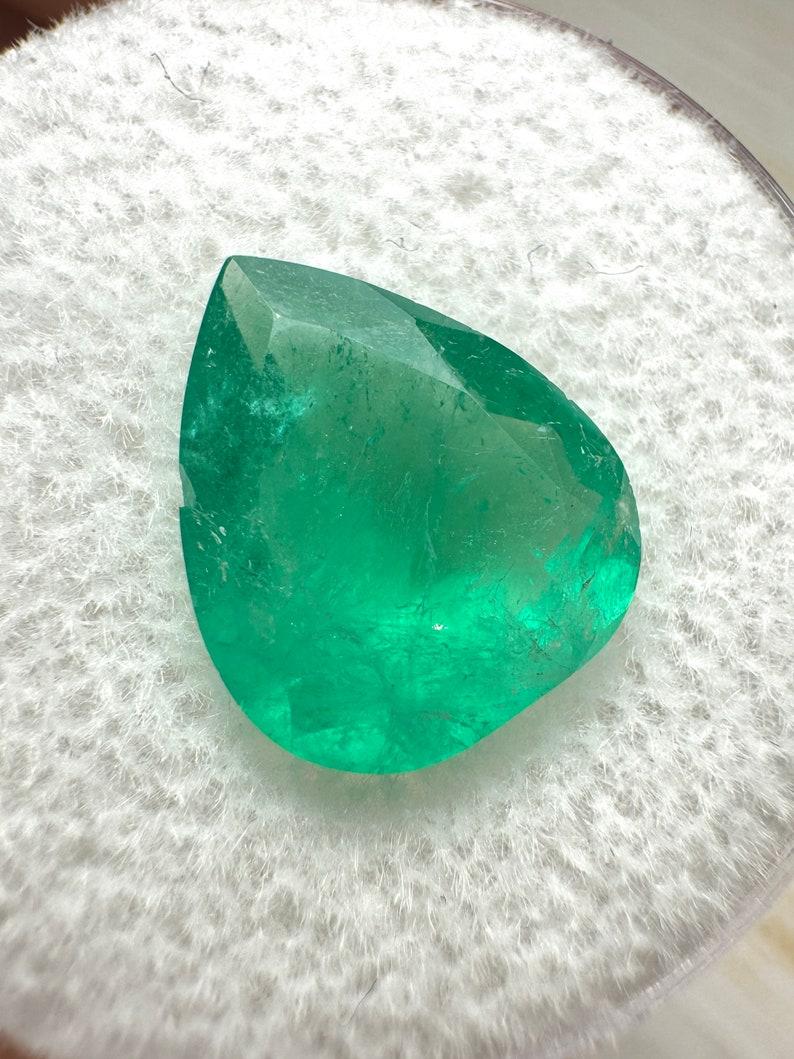 Pierre : Émeraude
Poids : 3,09 carats
Forme : Coupe poire
Clarté : Transparent
Lustre : Très bon
Couleur : Vert moyen
Dimensions : 11,76 mm x 10,02 mm x 5,18 mm
Origine géographique : Colombie
Traitement : Naturel, huilé

Commentaires : En raison de