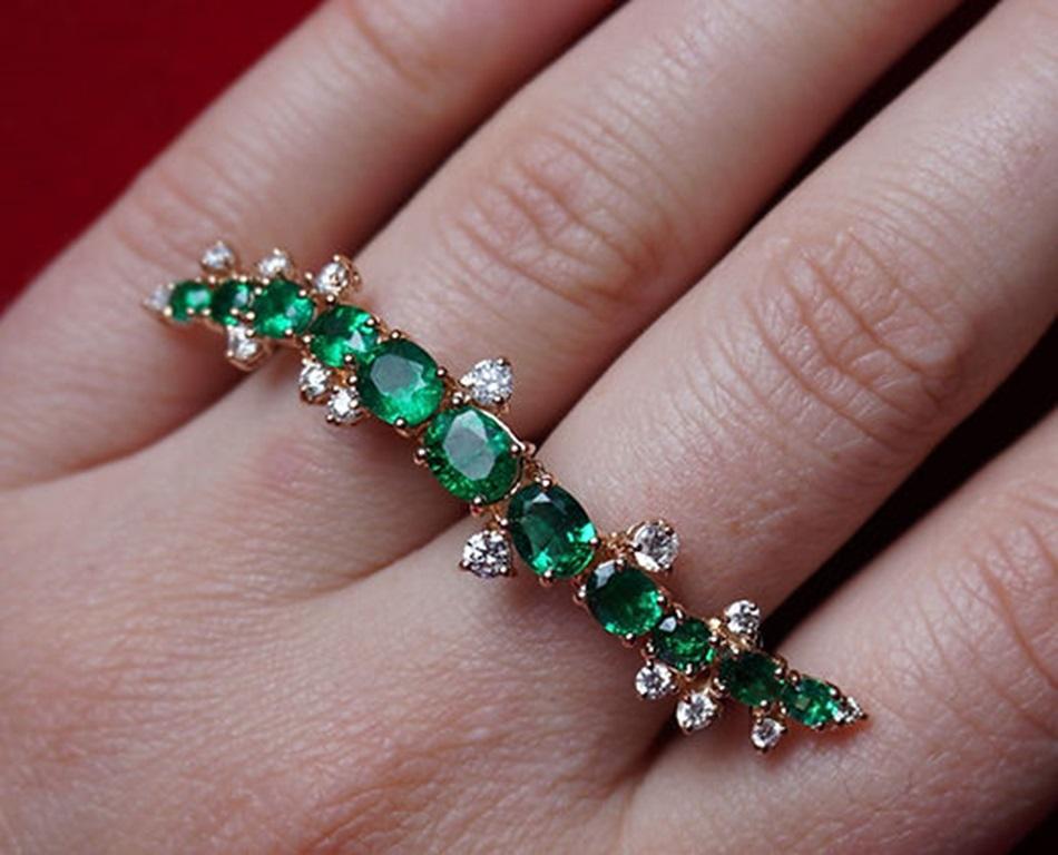 Oval Cut 3.09 Carat Double Finger Emerald Ring For Sale