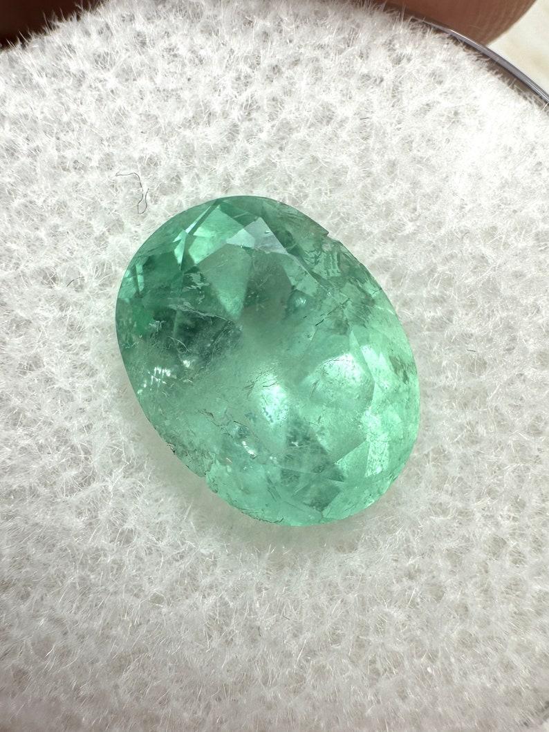 Piedra: Esmeralda
Peso: 3,09 quilates
Forma: Corte Oval
Claridad: Semitransparente
Lustre: Bueno
Color: Verde claro
Medidas: 10,68 mm x 8,15 mm x 6,38 mm
Origen geográfico: Colombia
Tratamiento: Natural, Engrasado

Observaciones: Debido a sus