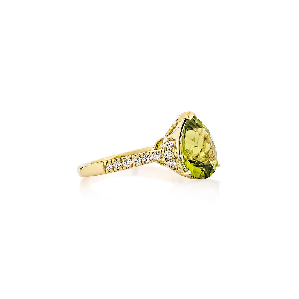 Diese Kollektion bietet eine Auswahl der Olivia-Farbtöne des Peridots. Einzigartig entworfener Ring mit Diamanten in Gelbgold, der ein reiches und königliches Aussehen bietet.

Peridot Fancy Ring in 18 Karat Gelbgold mit und weißem Diamant.  