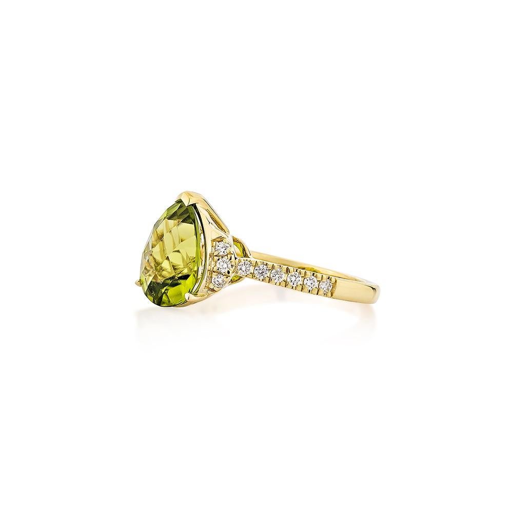 3,09 Karat Peridot Ausgefallener Ring aus 18 Karat Gelbgold mit weißem Diamant.   (Tropfenschliff) im Angebot
