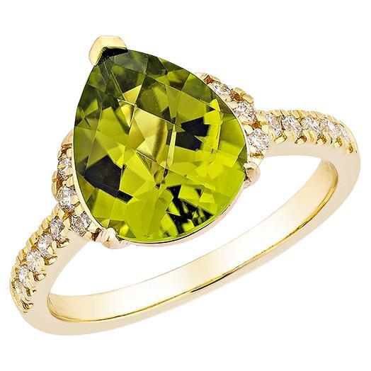 3,09 Karat Peridot Ausgefallener Ring aus 18 Karat Gelbgold mit weißem Diamant.  