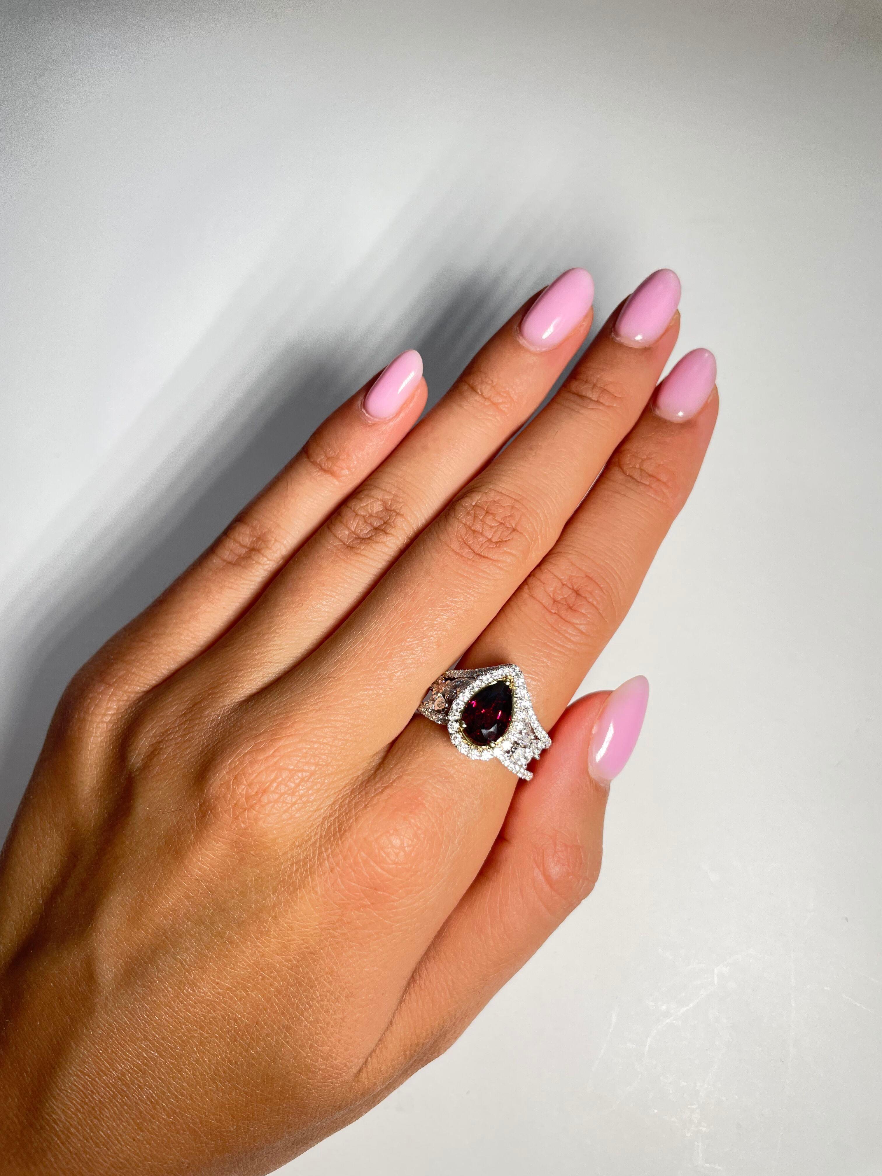 Cocktailring mit 3,09 Karat rotem Turmalin und farblosem Diamant, gefasst in 18 Karat Gold. Damen im Angebot