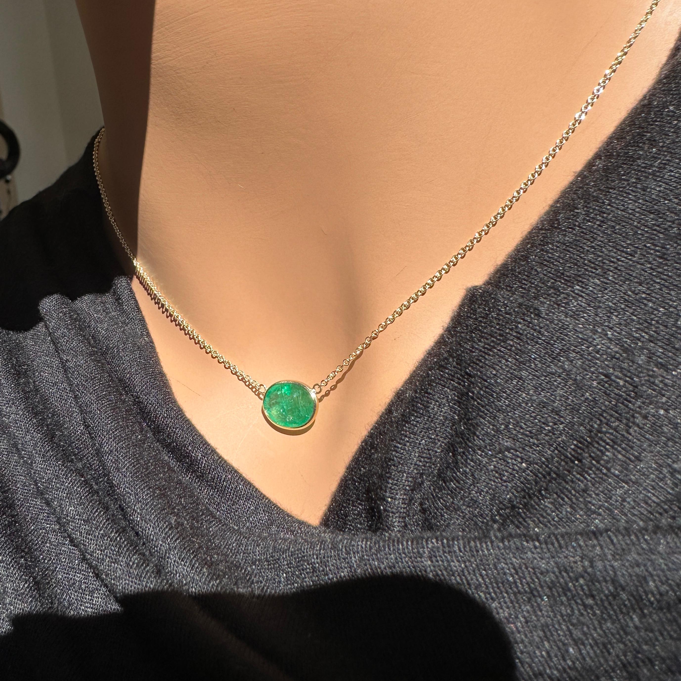 3.09 Carat Weight Green Emerald Oval Cut Solitaire Necklace in 14k Yellow Gold In New Condition For Sale In Chicago, IL