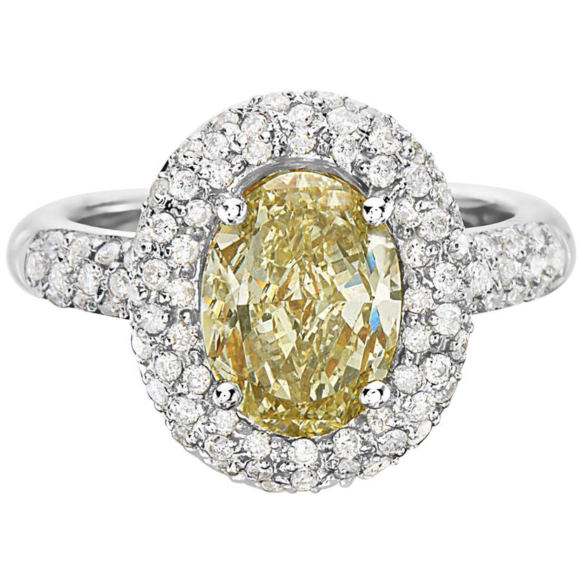 Bague de fiançailles sertie d'un halo de diamants jaunes de 3,09 carats et de diamants ovales