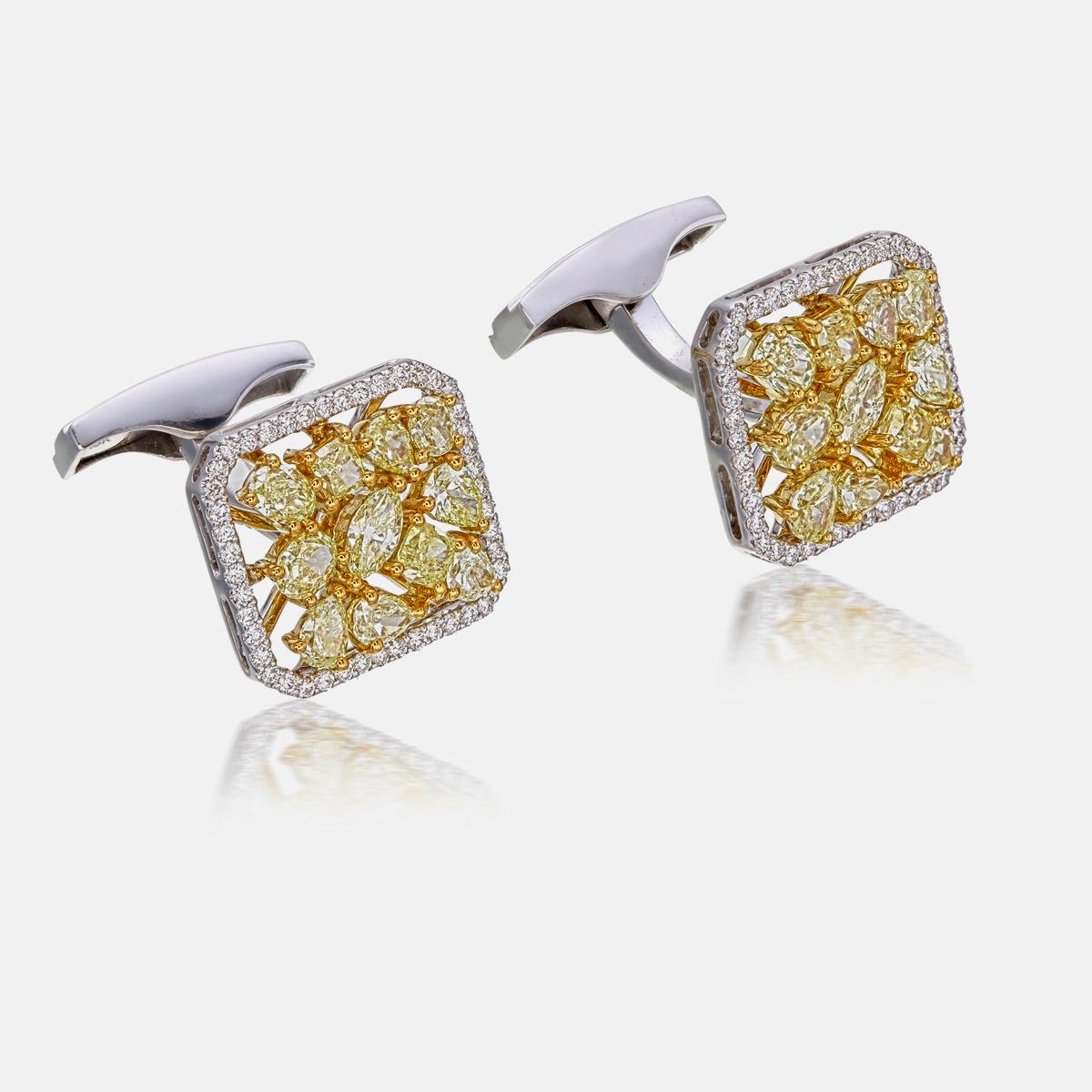 Provenant de REWA, ces boutons de manchette sont ornés de 3,09 carats de diamants de taille fantaisie et de couleur. Autour des pierres centrales se trouvent 0,53 carats de diamants de taille ronde, offrant un contraste raffiné en termes de forme et