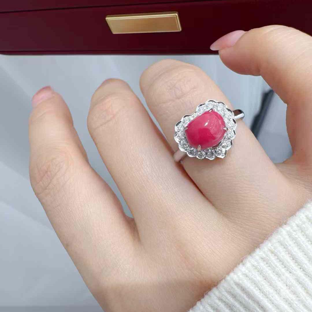 Charming and enchanting, the Aurora Heart Conch Pearl Delight Ring features a natural heart-shaped conch pearl in a luscious pink hue with a glossy, irresistible luster. Surrounded by a halo of brilliant-cut diamonds set in gleaming 18K white gold,