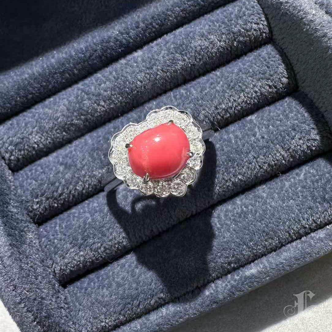 Women's 18k White Gold 0.36ct Diamond 3.09 ct Aurora Heart Conch Pearl Delight Ring