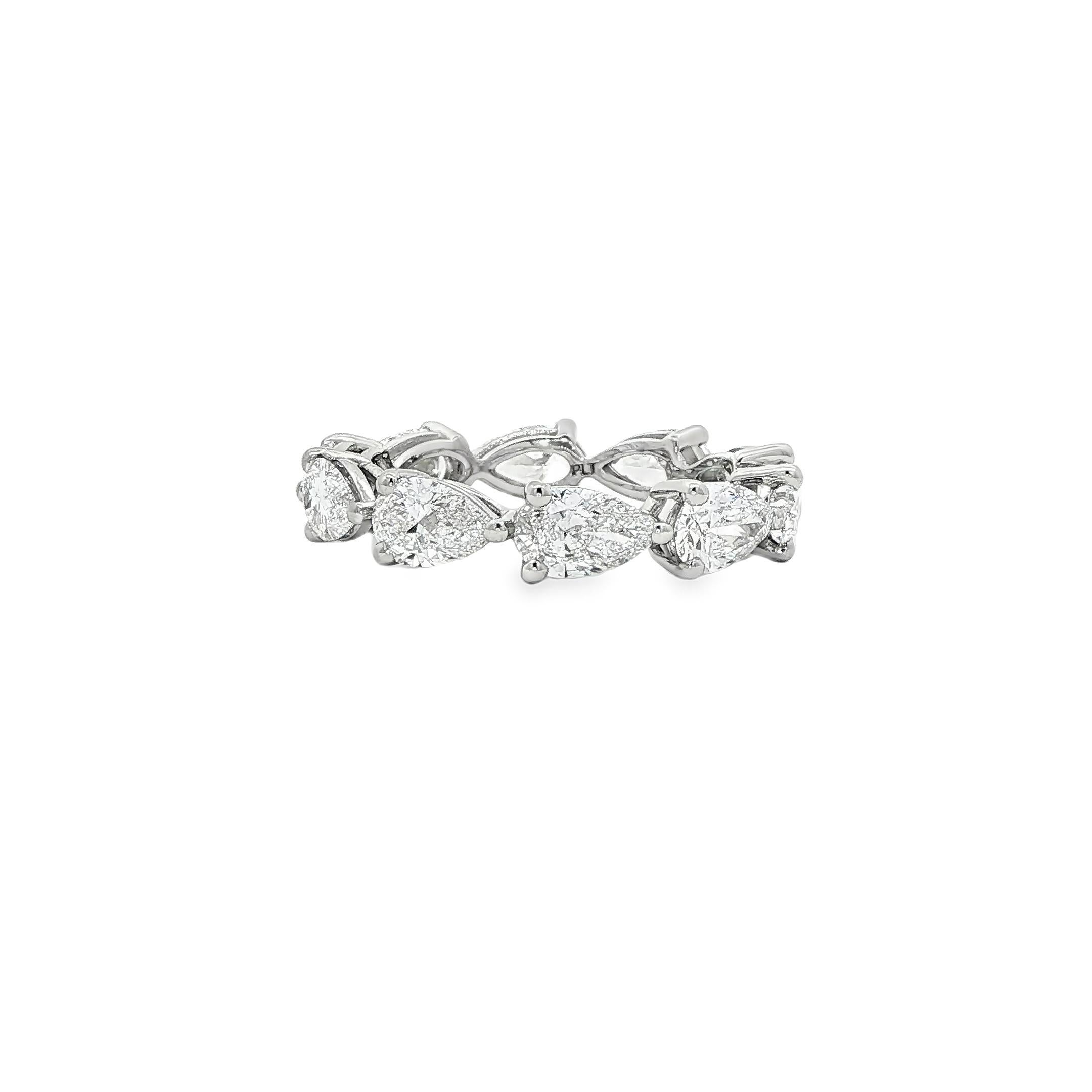 Birnenförmiges Diamant Eternity Band aus Platin. Diese schöne handgefertigte Ewigkeit Band hat zehn birnenförmige Diamanten mit GIA zertifiziert in DEF Farbe, VVS Klarheit mit einem etwa 3,09 Karat Gesamtgewicht.
