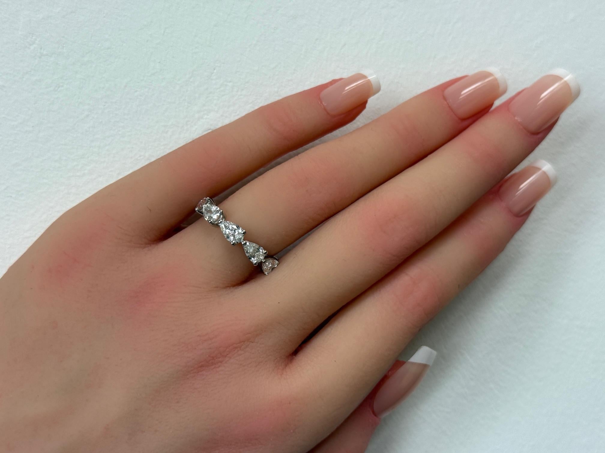 3,09 CTW GIA-zertifizierte Birne Form Diamant Eternity Band in Platin im Angebot 3