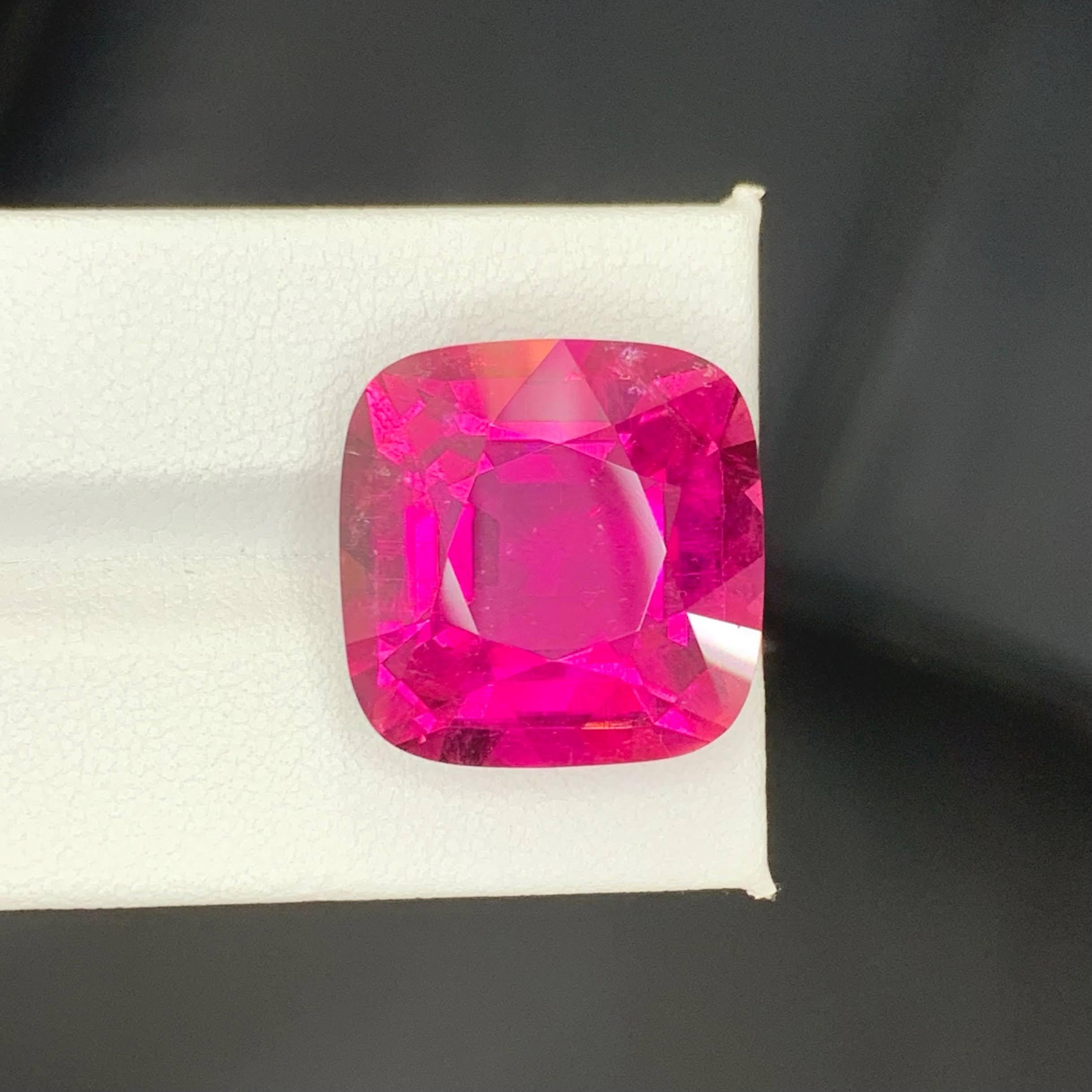 Poids 30,90 carats 
Dimensions 19.5x19.4x11.8mm
Traitement Aucun 
Origine afghane
Clarity SI
Forme Coupe Coussin 




Cette tourmaline Rubelite de 30,90 carats, en vrac et de qualité naturelle, rayonne d'une teinte rose-rouge intense et riche, d'une