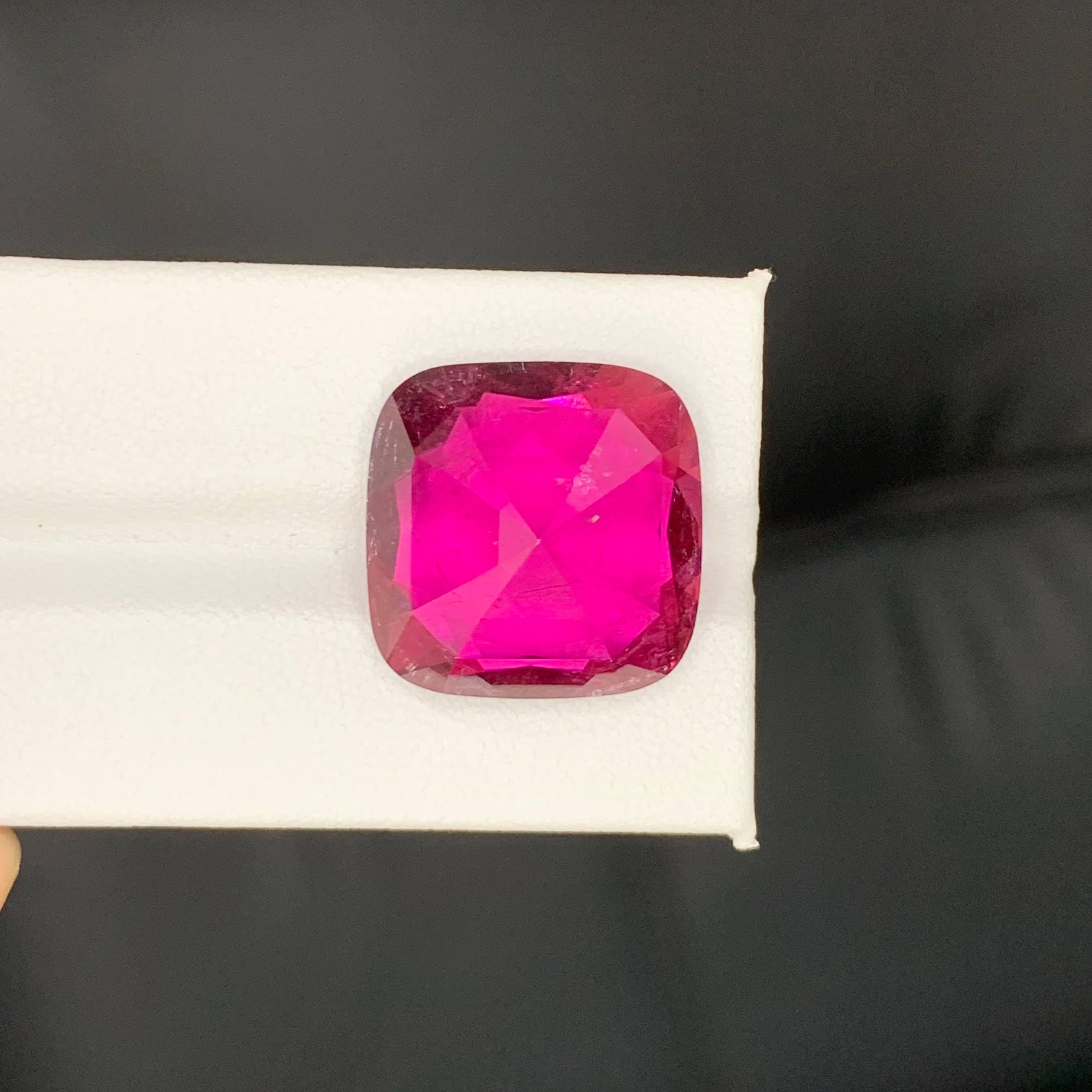 Moderne 30.90 Carat Natural Loose Quality Rubelite Tourmaline Cushion Cut Afghan Gem en vente