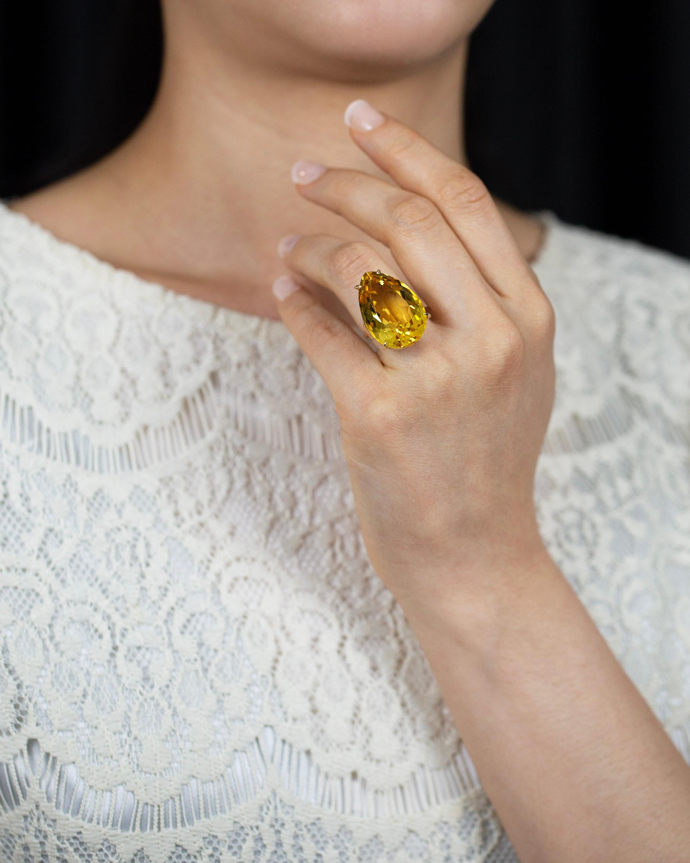 Contemporary 30.92 Carats Total Pear Shape Golden Citrine Cocktail Ring in Yellow Gold For Sale