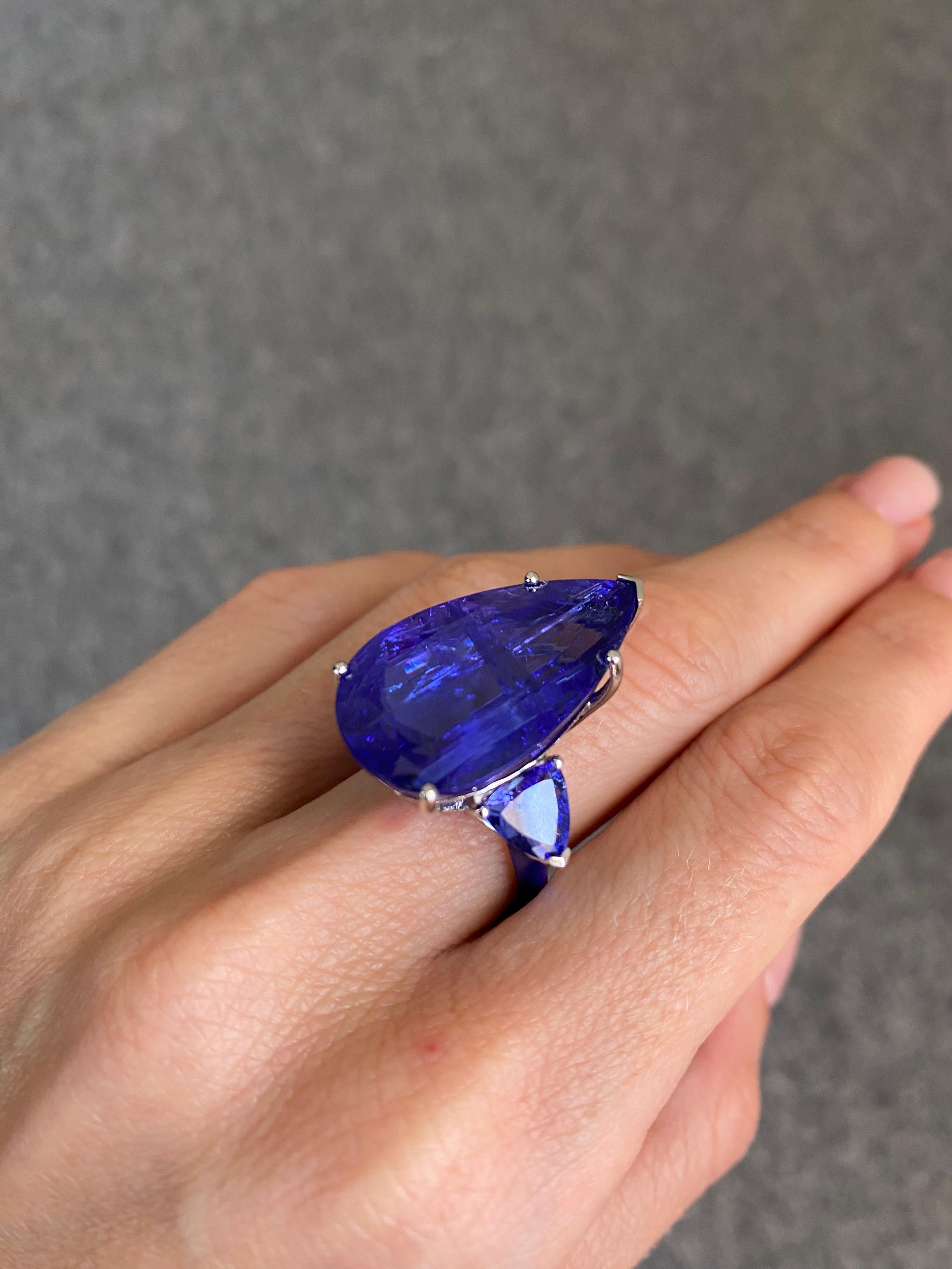 30.94 Carat Tanzanite and Enamel Three Stone Cocktail Ring in 18K Gold For Sale 4