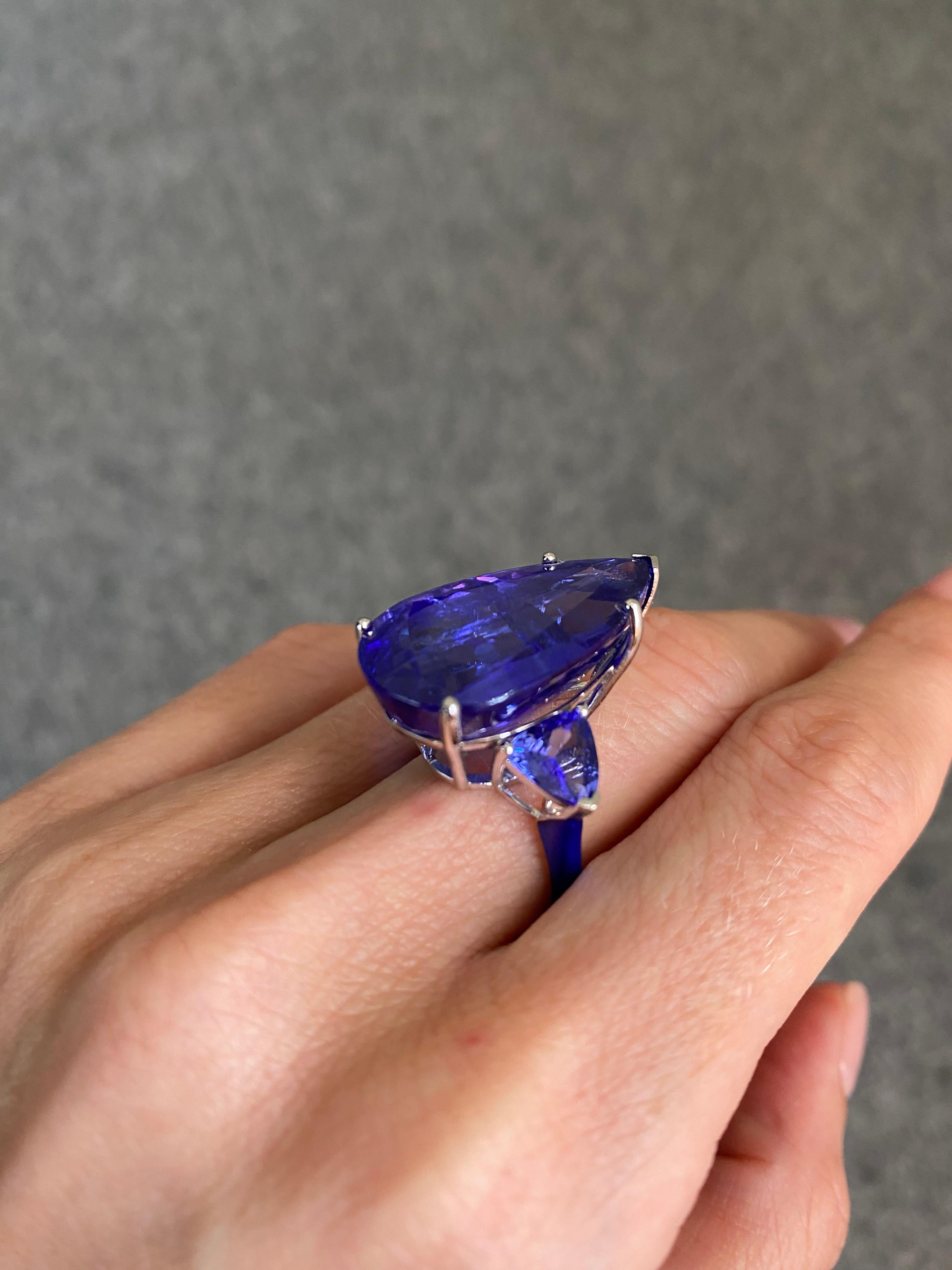 30.94 Carat Tanzanite and Enamel Three Stone Cocktail Ring in 18K Gold For Sale 5