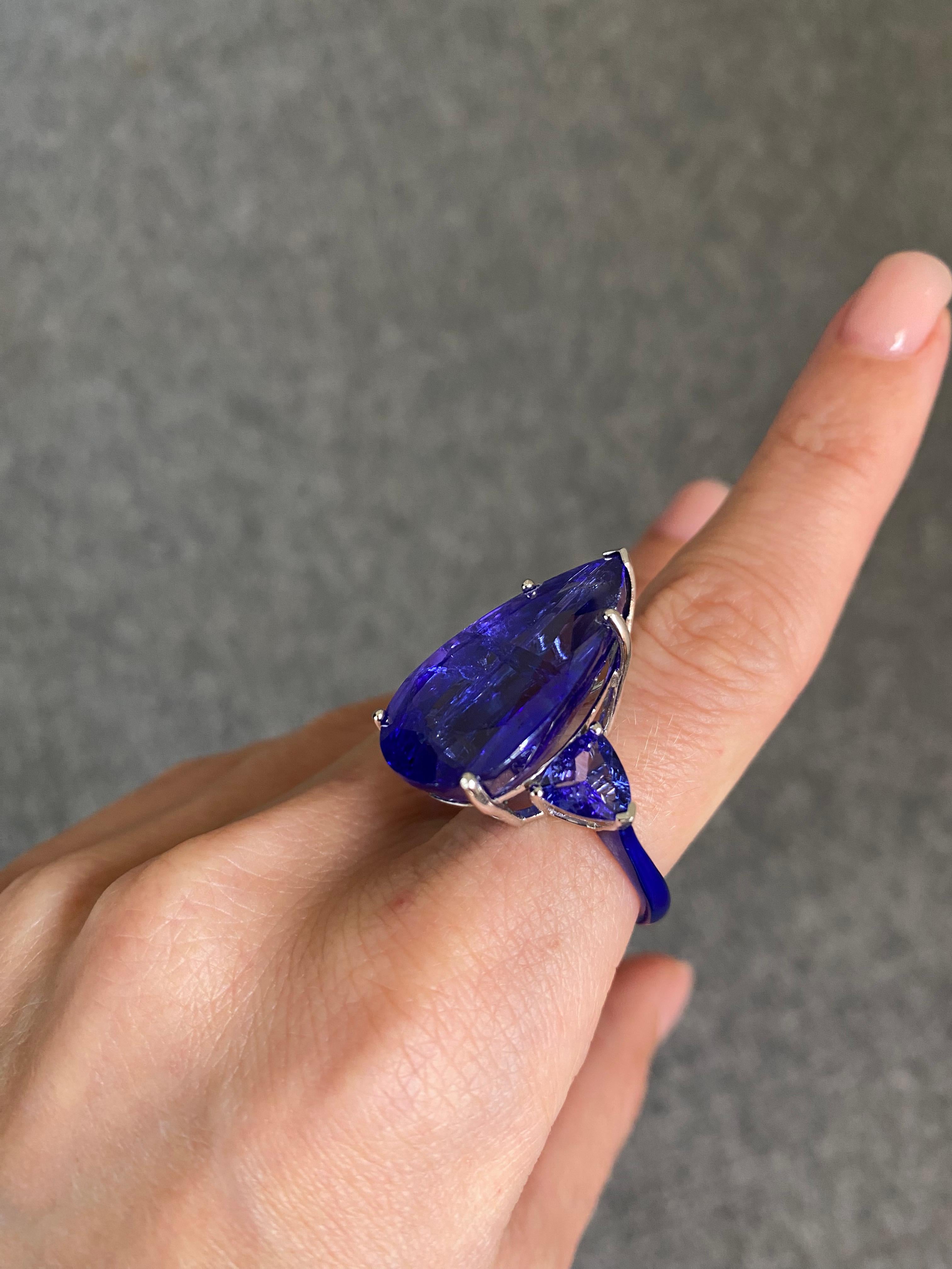 30.94 Carat Tanzanite and Enamel Three Stone Cocktail Ring in 18K Gold For Sale 6