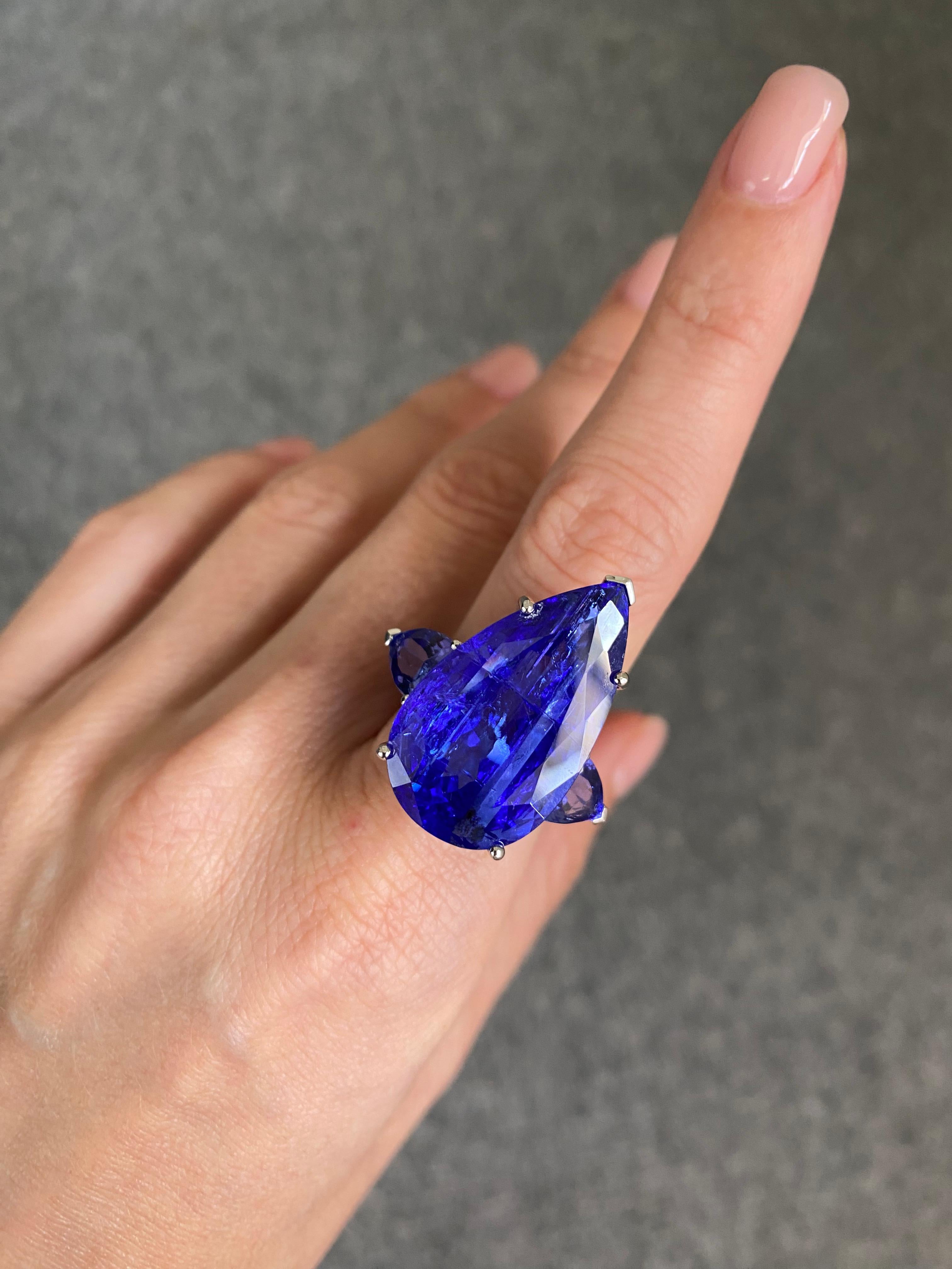 30.94 Carat Tanzanite and Enamel Three Stone Cocktail Ring in 18K Gold For Sale 7