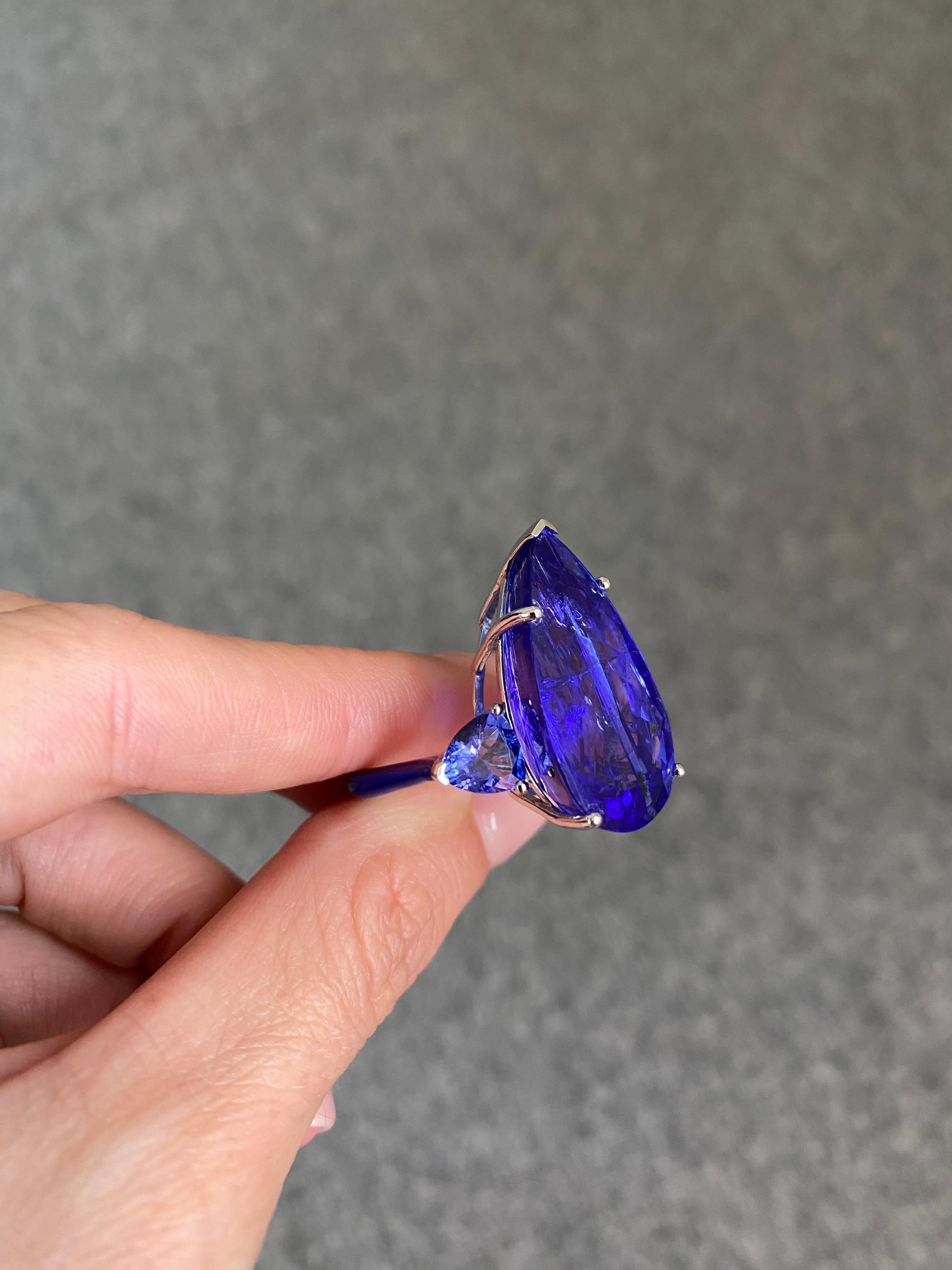 30.94 Carat Tanzanite and Enamel Three Stone Cocktail Ring in 18K Gold For Sale 1