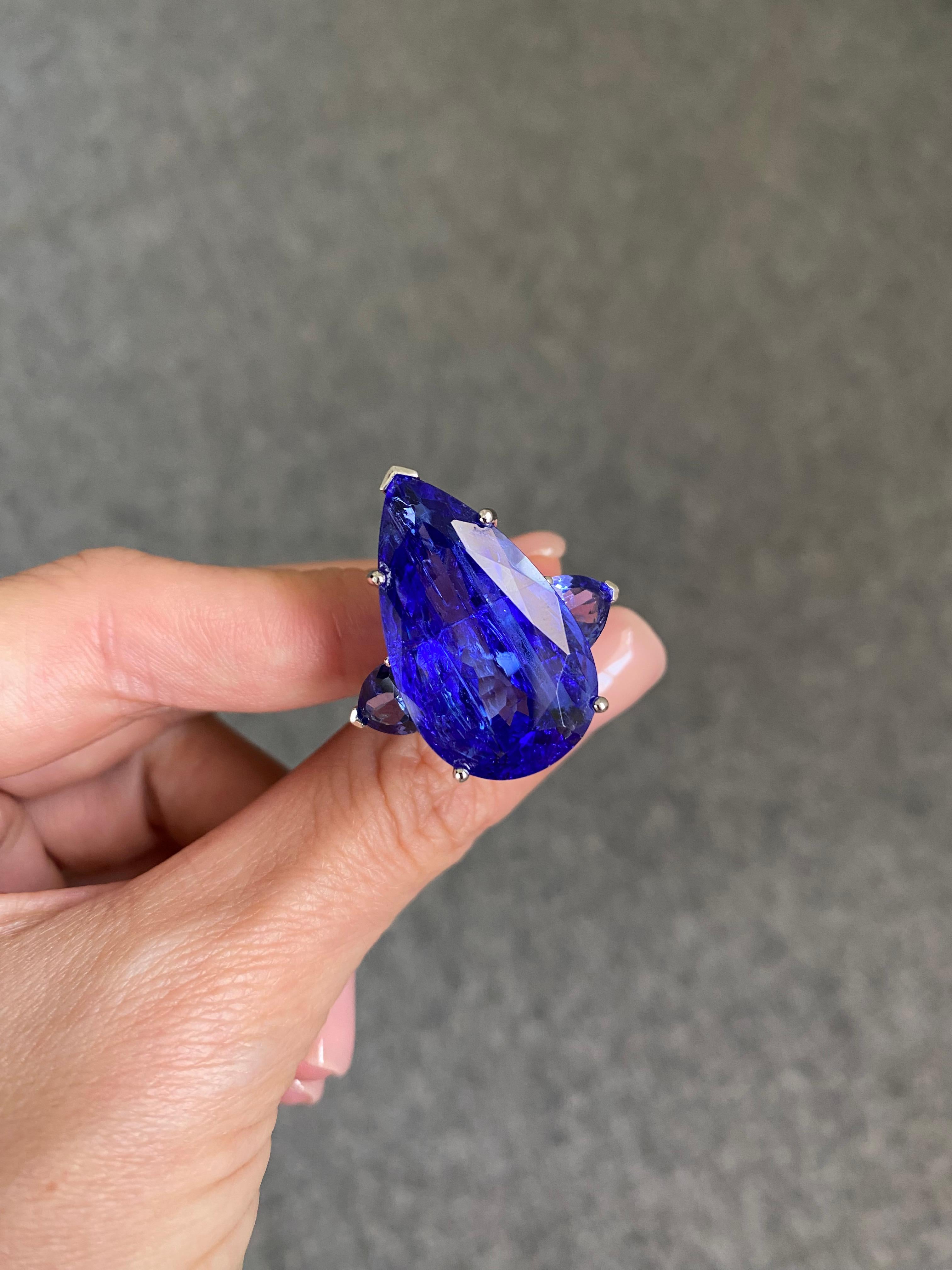 30.94 Carat Tanzanite and Enamel Three Stone Cocktail Ring in 18K Gold For Sale 2