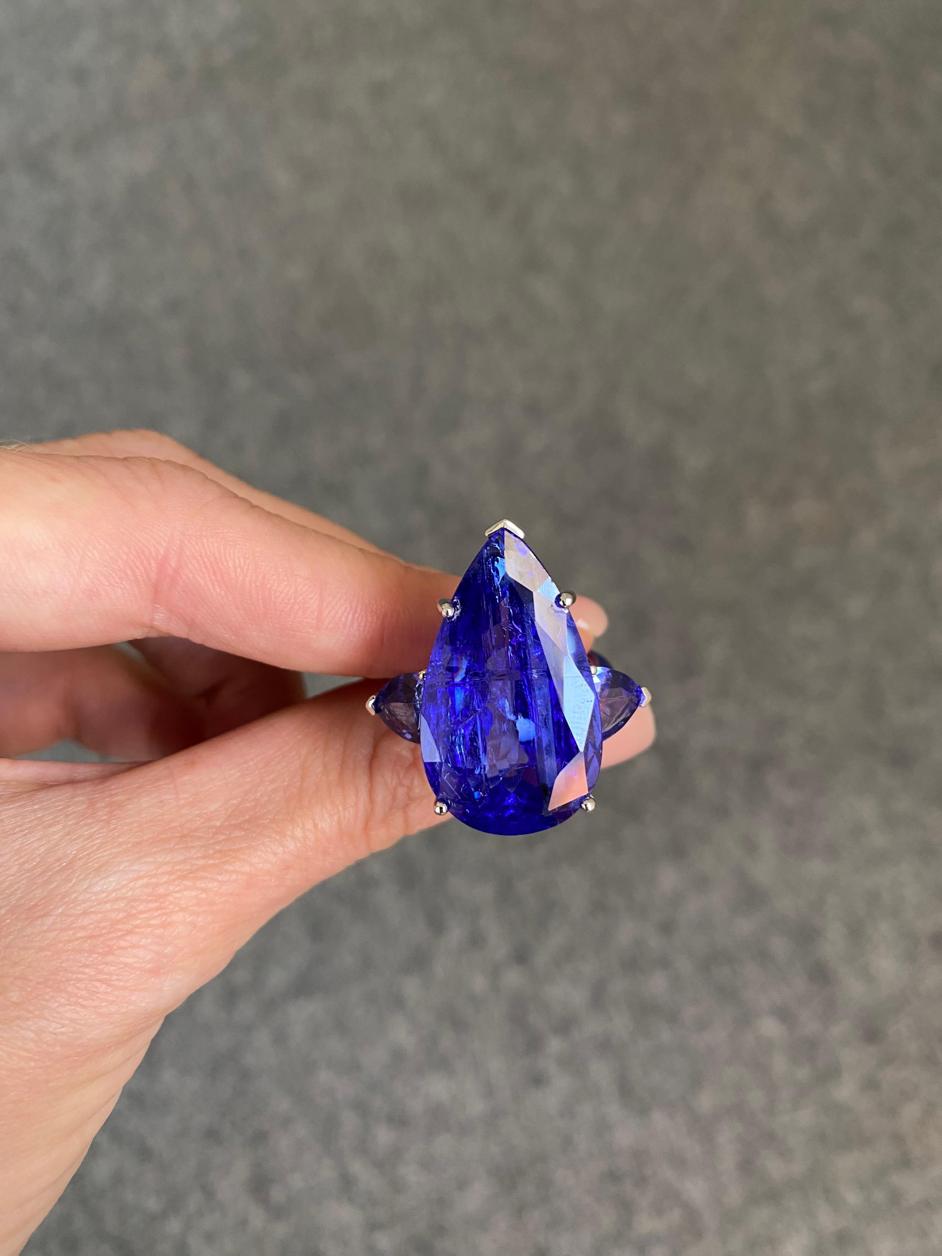 30.94 Carat Tanzanite and Enamel Three Stone Cocktail Ring in 18K Gold For Sale 3