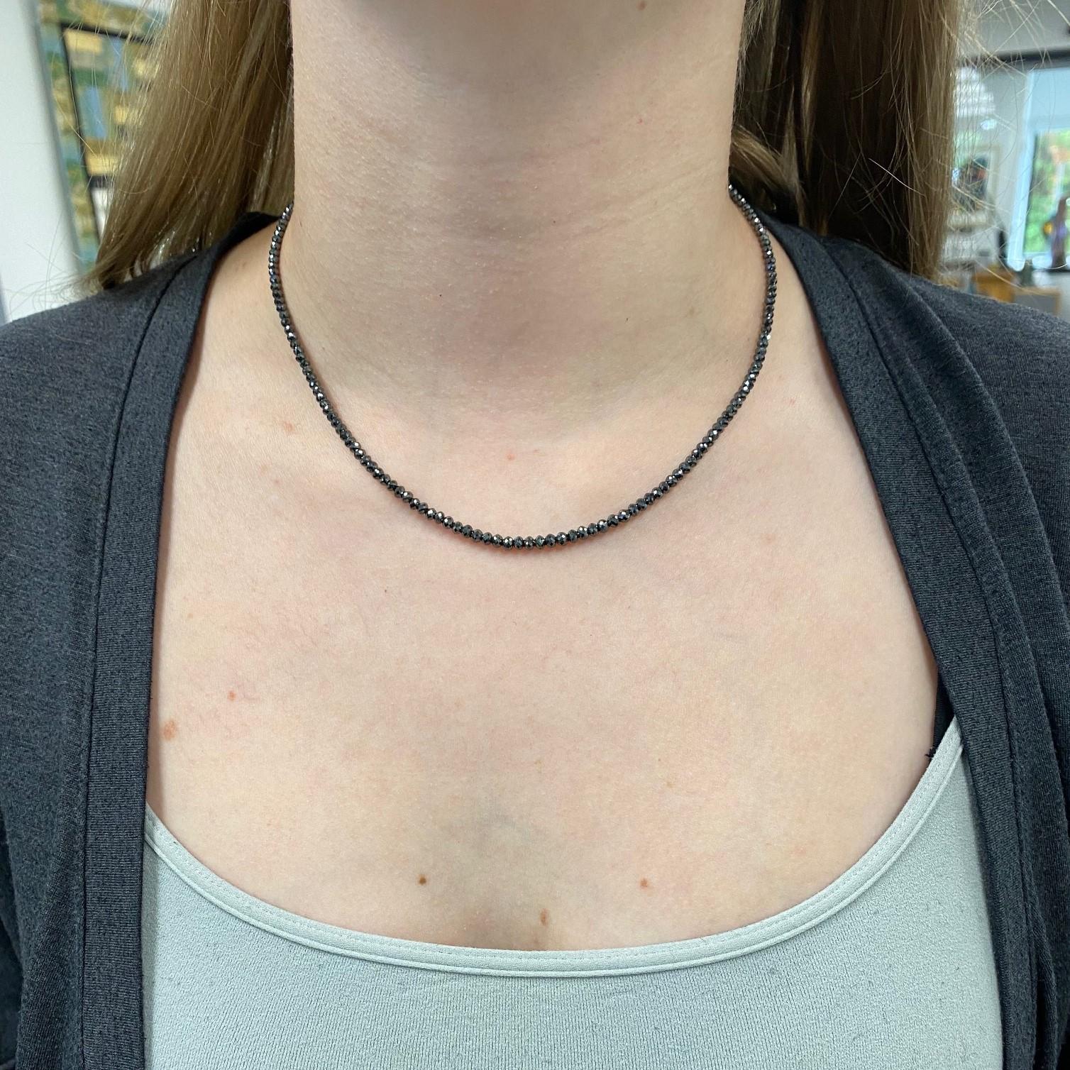 30,95 Karat facettierte schwarze Diamant-Halskette mit Weißgold-Verschluss (Perle) im Angebot