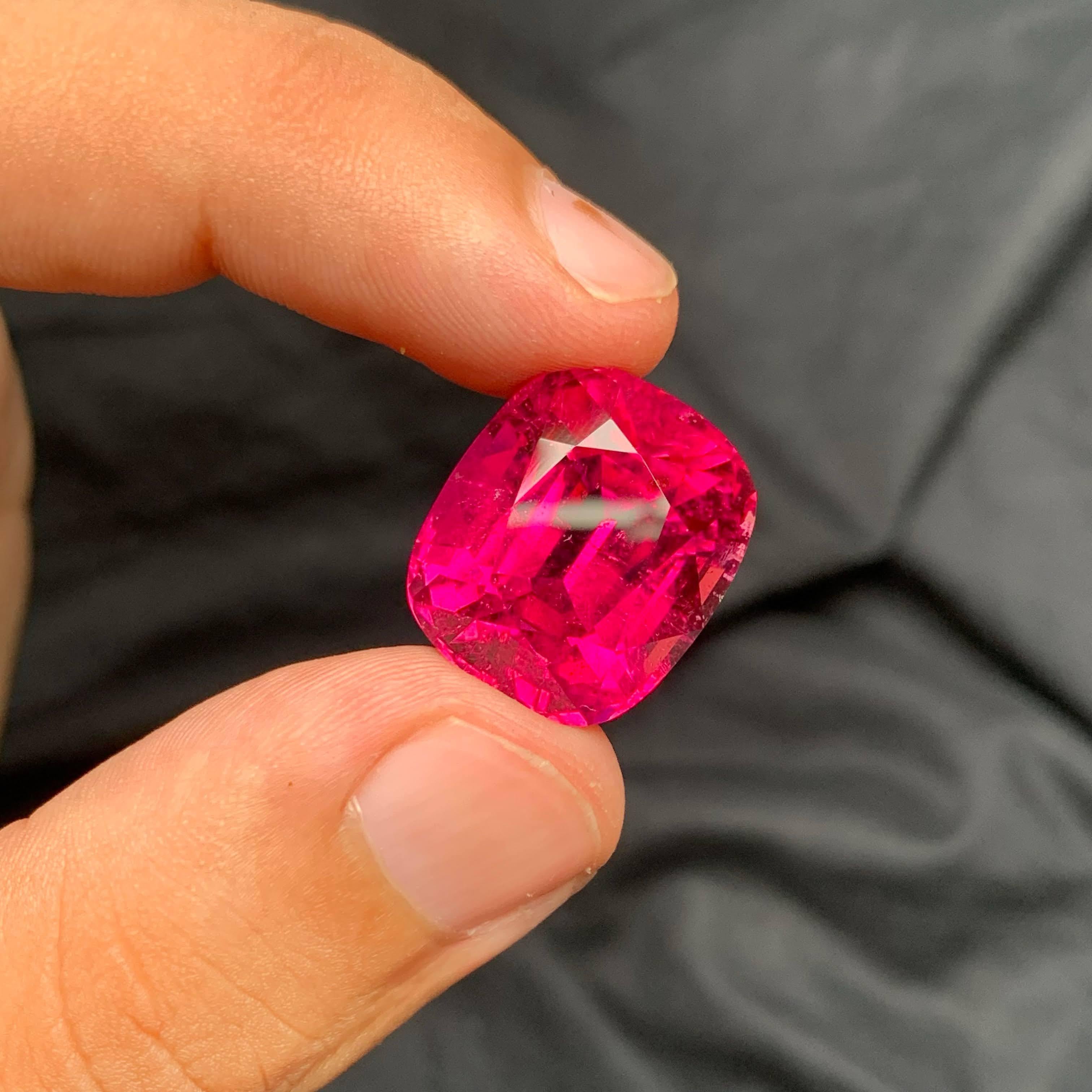 Moderno 30,95 carati di tormalina rubellite sfusa di qualità AAA con taglio a cuscino Gemma afgana in vendita