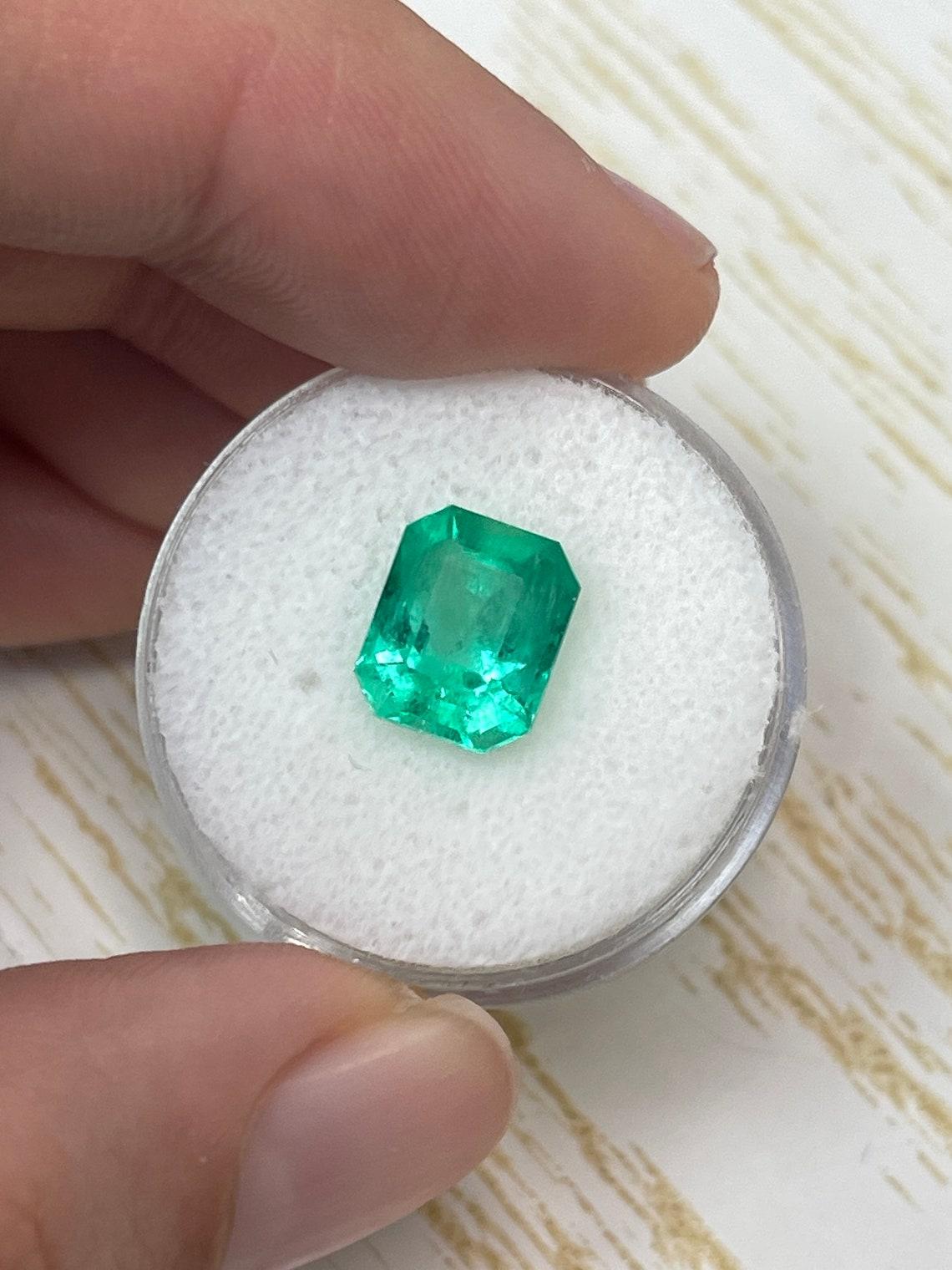 Women's or Men's 3.09ct Electric Yellowish Green Colombian Emerald 10x8mm Emerald Cut May For Sale