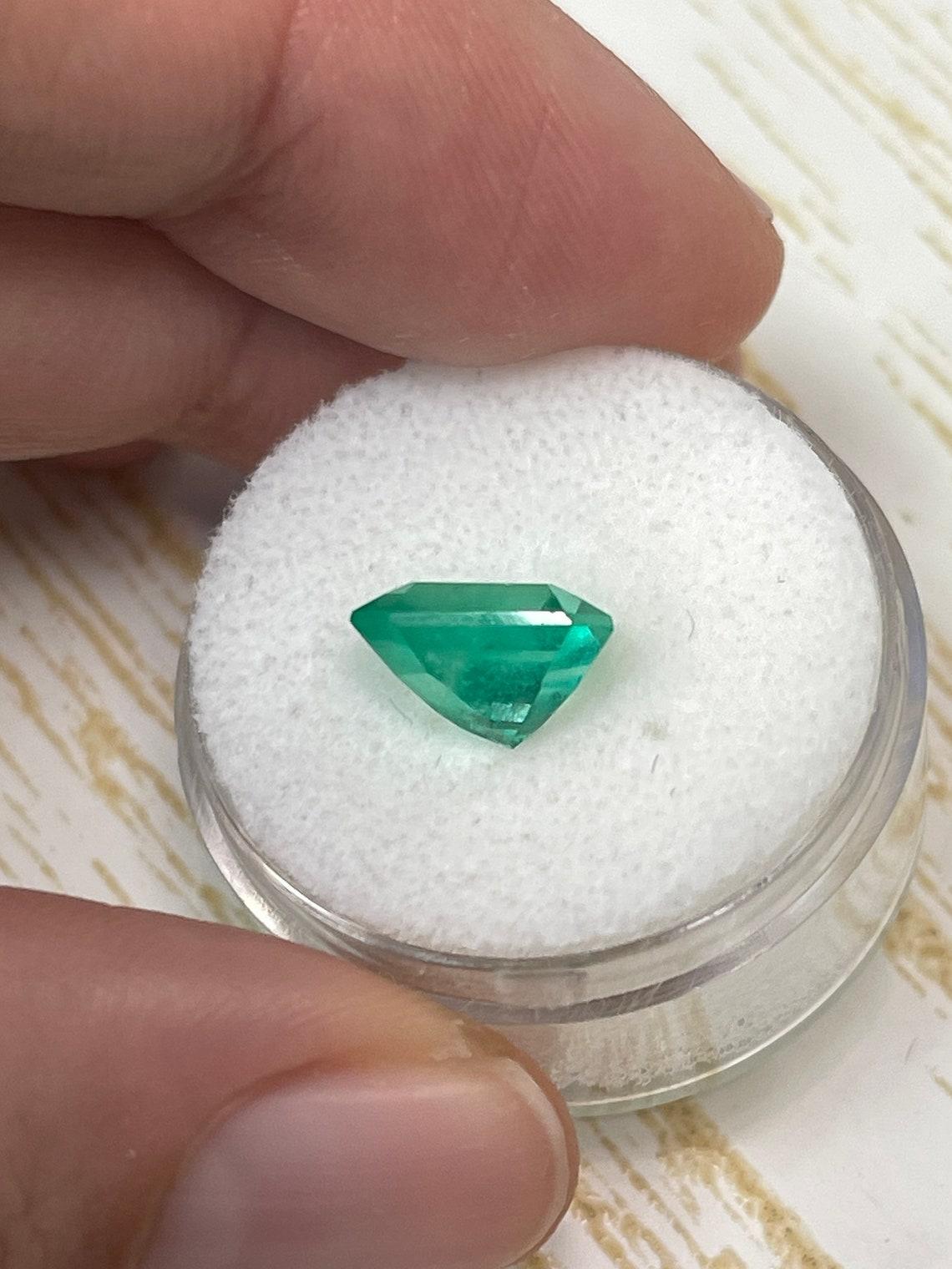 3.09ct Electric Yellowish Green Colombian Emerald 10x8mm Emerald Cut May For Sale 2
