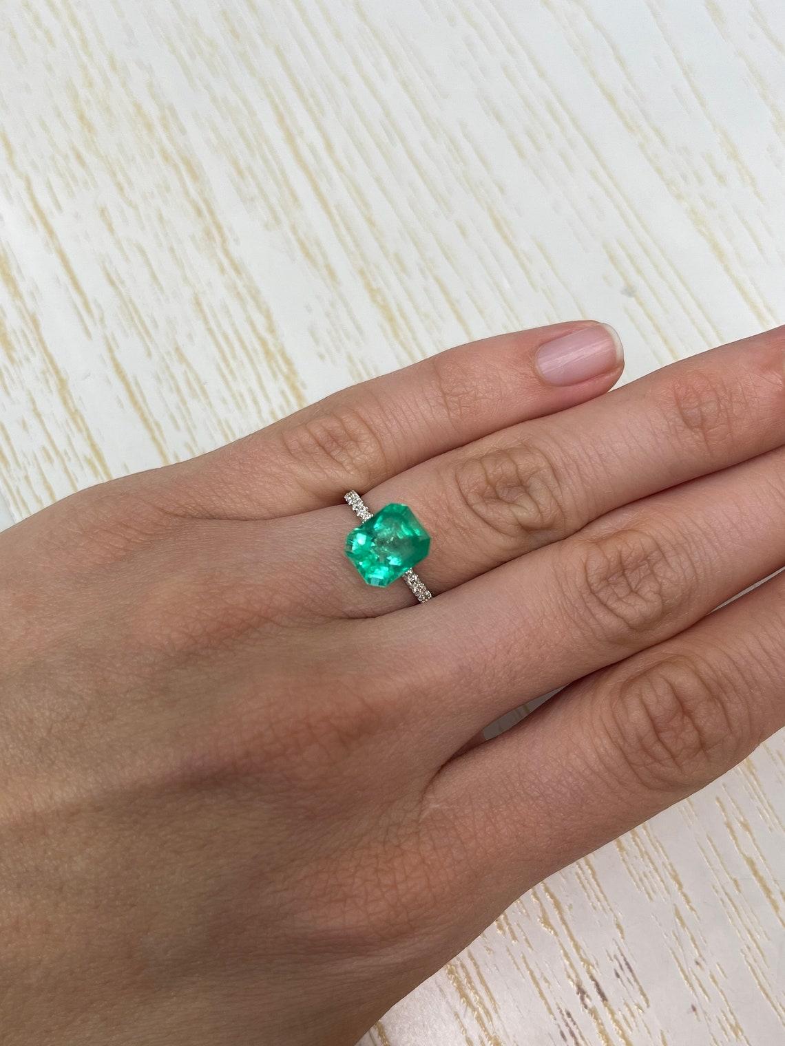 3.09ct Electric Yellowish Green Colombian Emerald 10x8mm Emerald Cut May For Sale 3