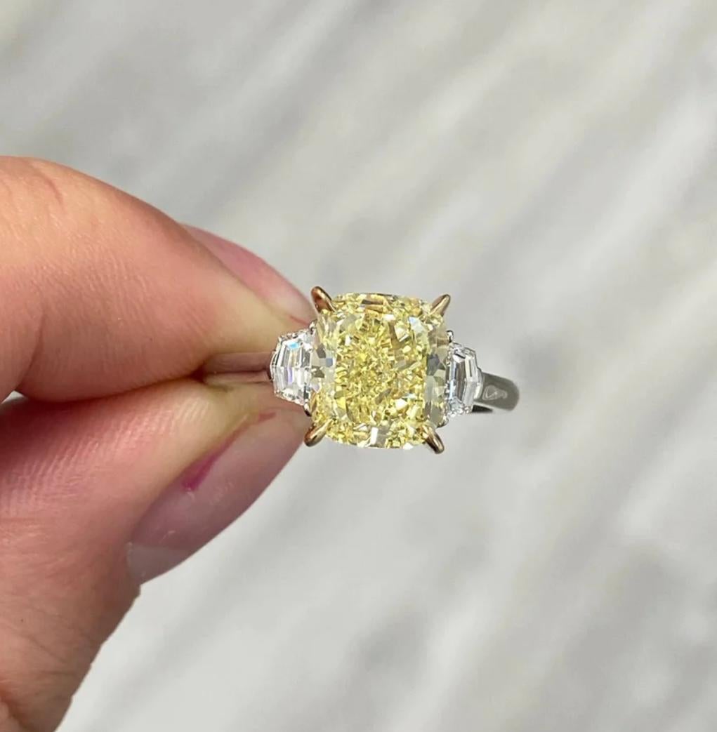 - Rare large greenish yellow that faces up with a forest green color
- VS clarity
- Set in Platinum and Rose Gold with Pink and white diamonds