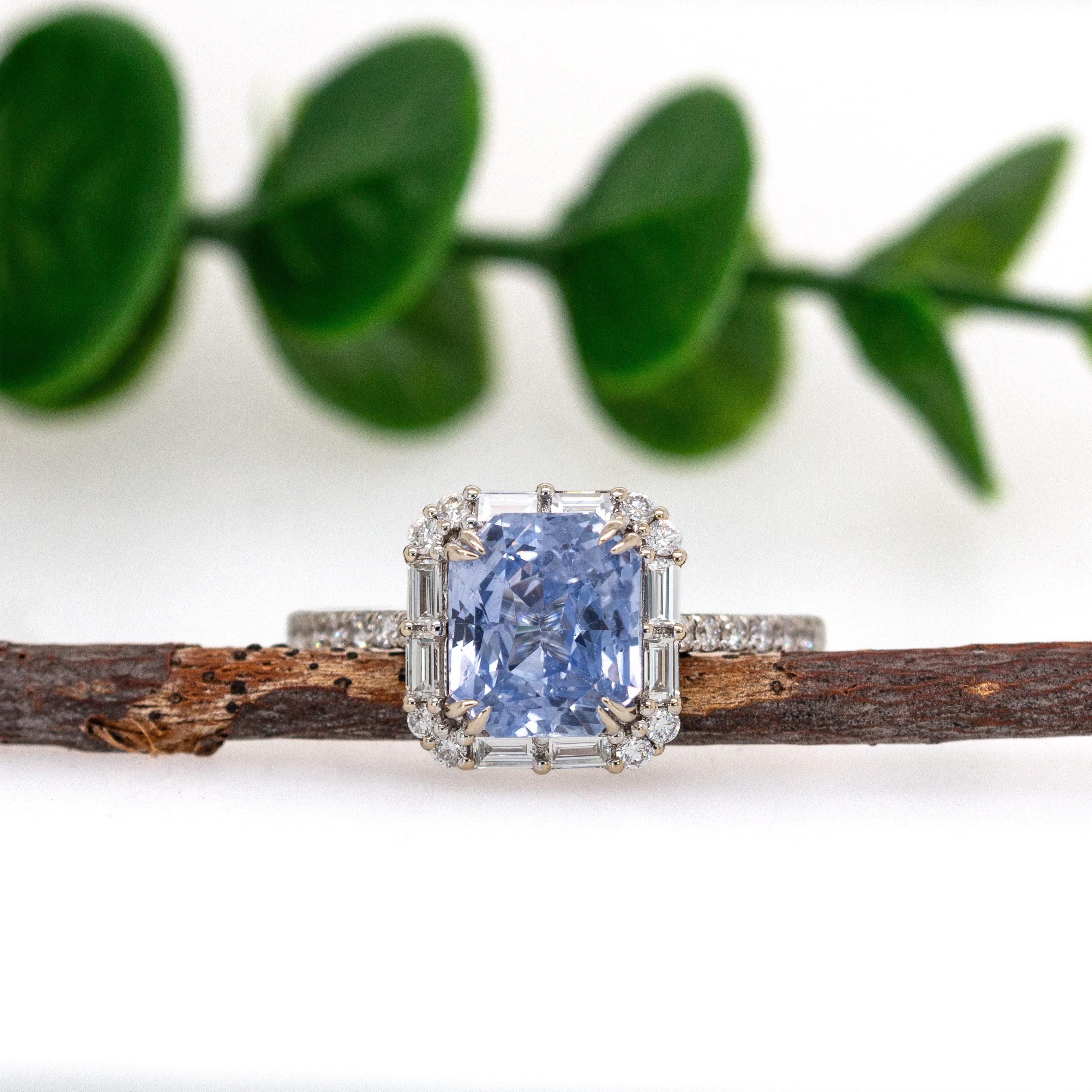 Contemporaneo Anello con zaffiro blu fiordaliso da 3,09 carati e diamanti accentati in oro massiccio 14K in vendita