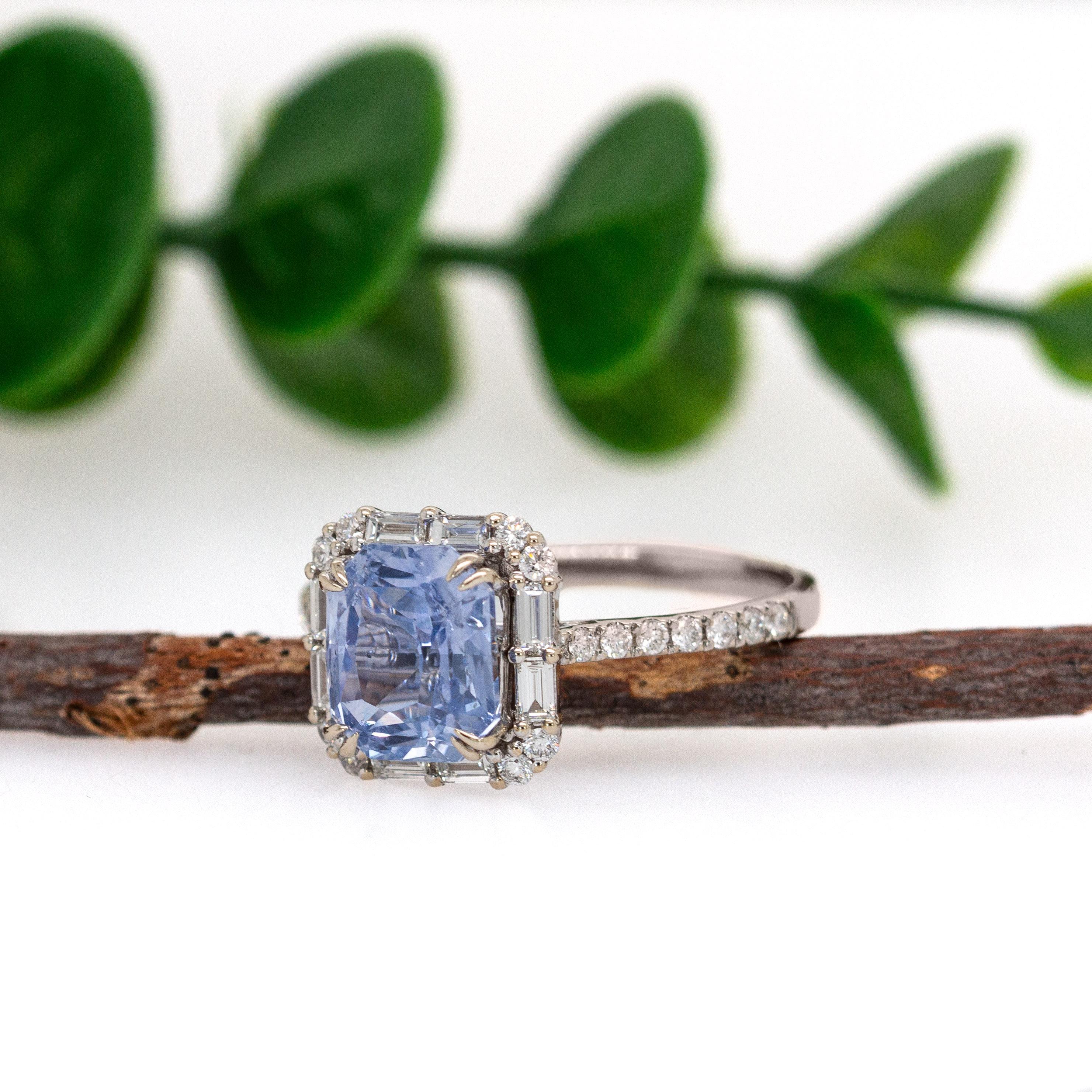 Taglio smeraldo Anello con zaffiro blu fiordaliso da 3,09 carati e diamanti accentati in oro massiccio 14K in vendita