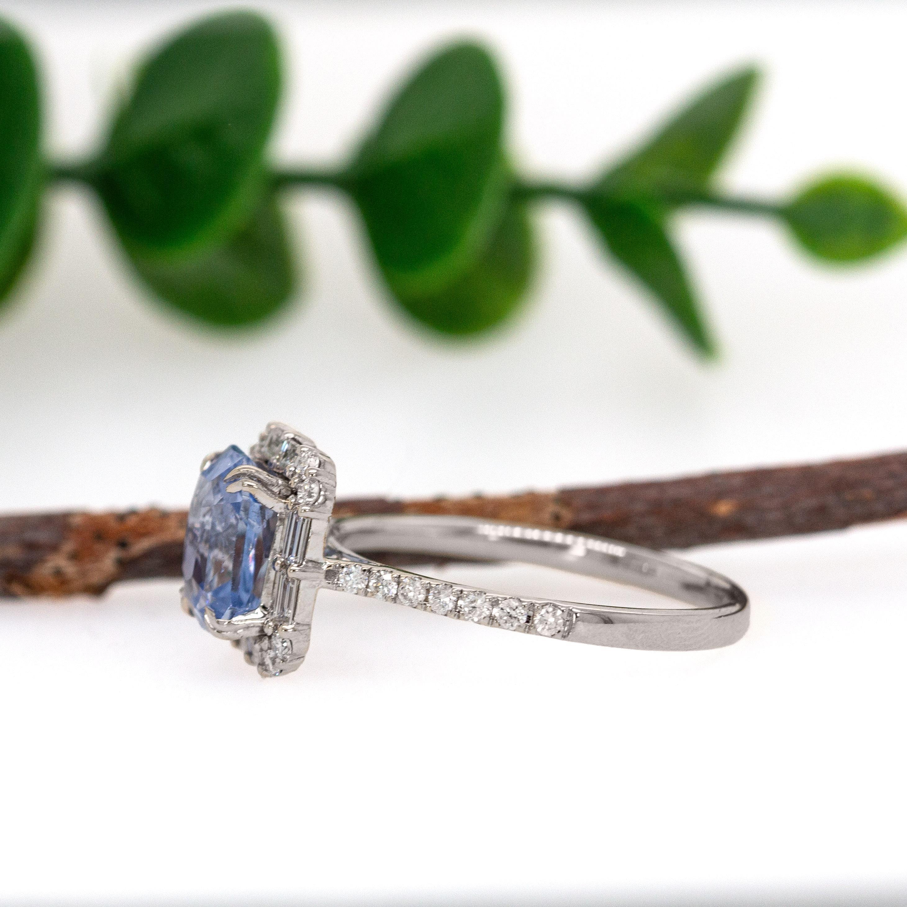 Anello con zaffiro blu fiordaliso da 3,09 carati e diamanti accentati in oro massiccio 14K In condizioni Nuovo in vendita a Columbus, OH
