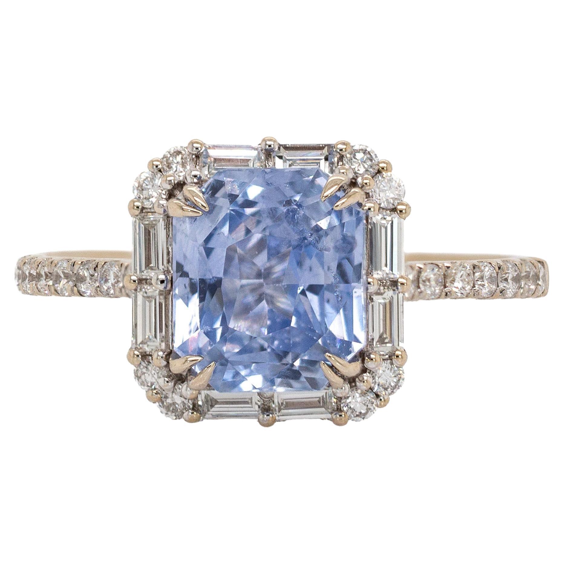 Anello con zaffiro blu fiordaliso da 3,09 carati e diamanti accentati in oro massiccio 14K in vendita