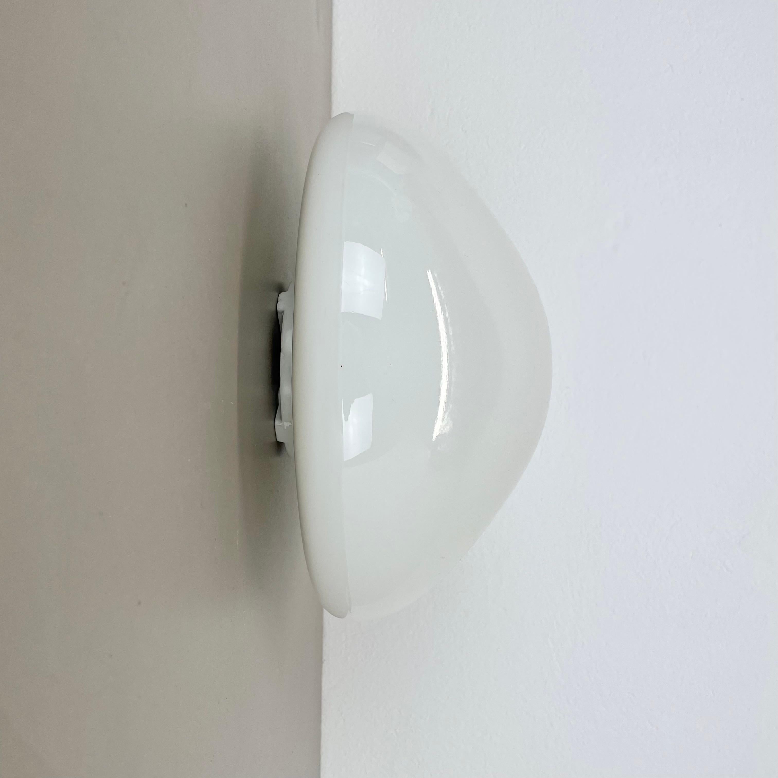 Article:

Porcelain glass wall light, ceiling light


Design:

Wilhelm Wagenfeld



Producer:

Lindner Gmbh, Germany



Age:

1950s


Model:

WV 339





Original wall light designed by Wilhelm Wagenfeld and produced by Lindner Gmbh, Germany in the