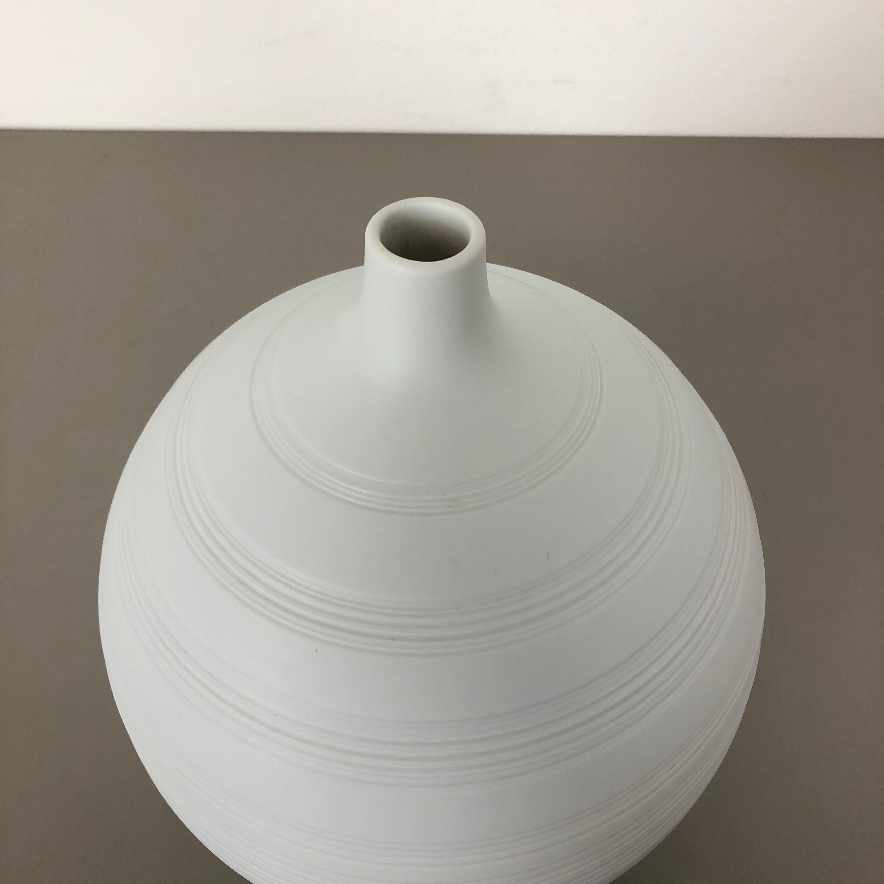 OP Art Vase Biscuit Porcelain by Hans Achtziger for Hutschenreuther, 1970s For Sale 4