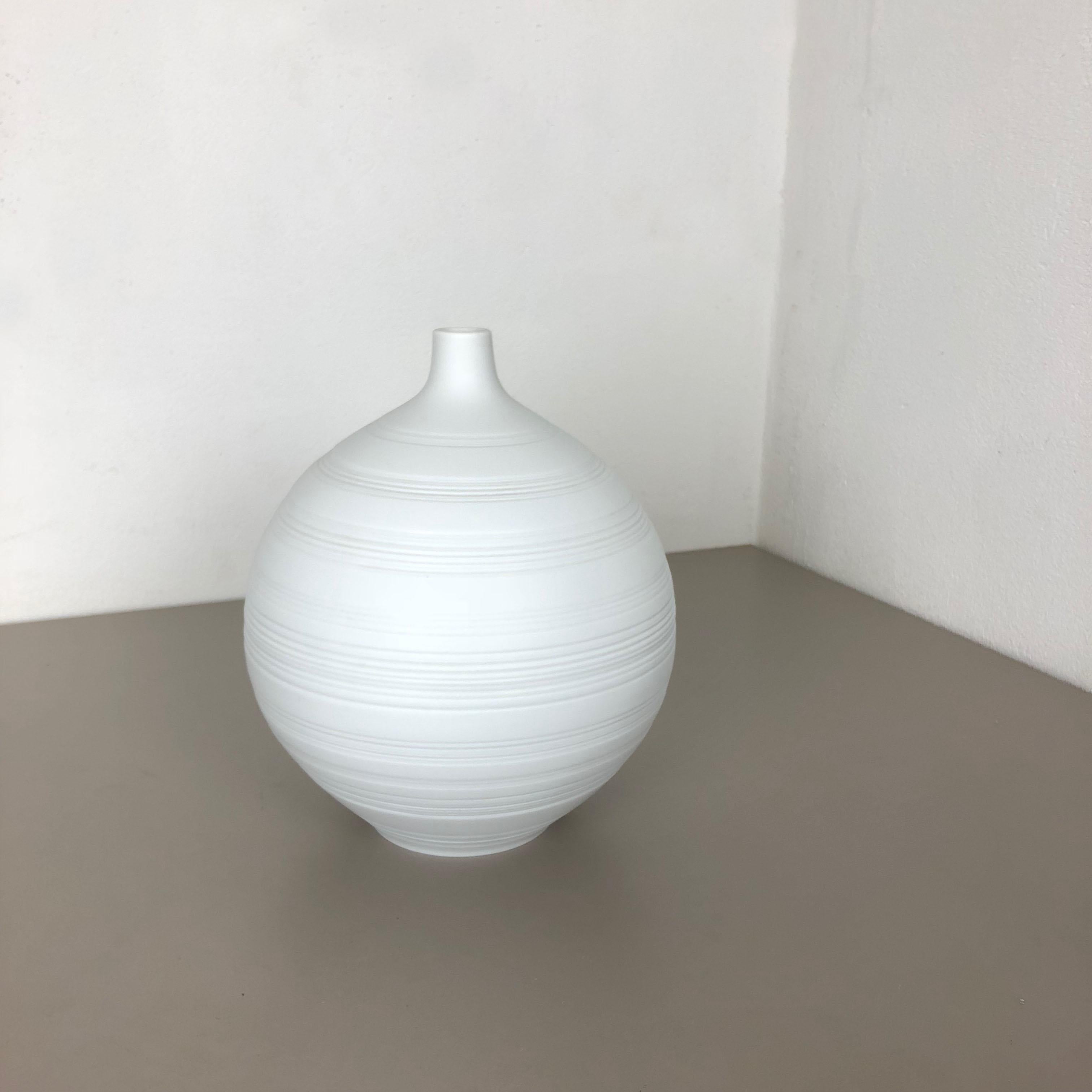 Article:

OP Art porcelain vase


Producer:

Hutschenreuther, Germany


Designer:

Hans Achtziger (marked with Achtziger underneath the stand)




Decade:

1970s




This original vintage OP Art vase was produced in the 1970s