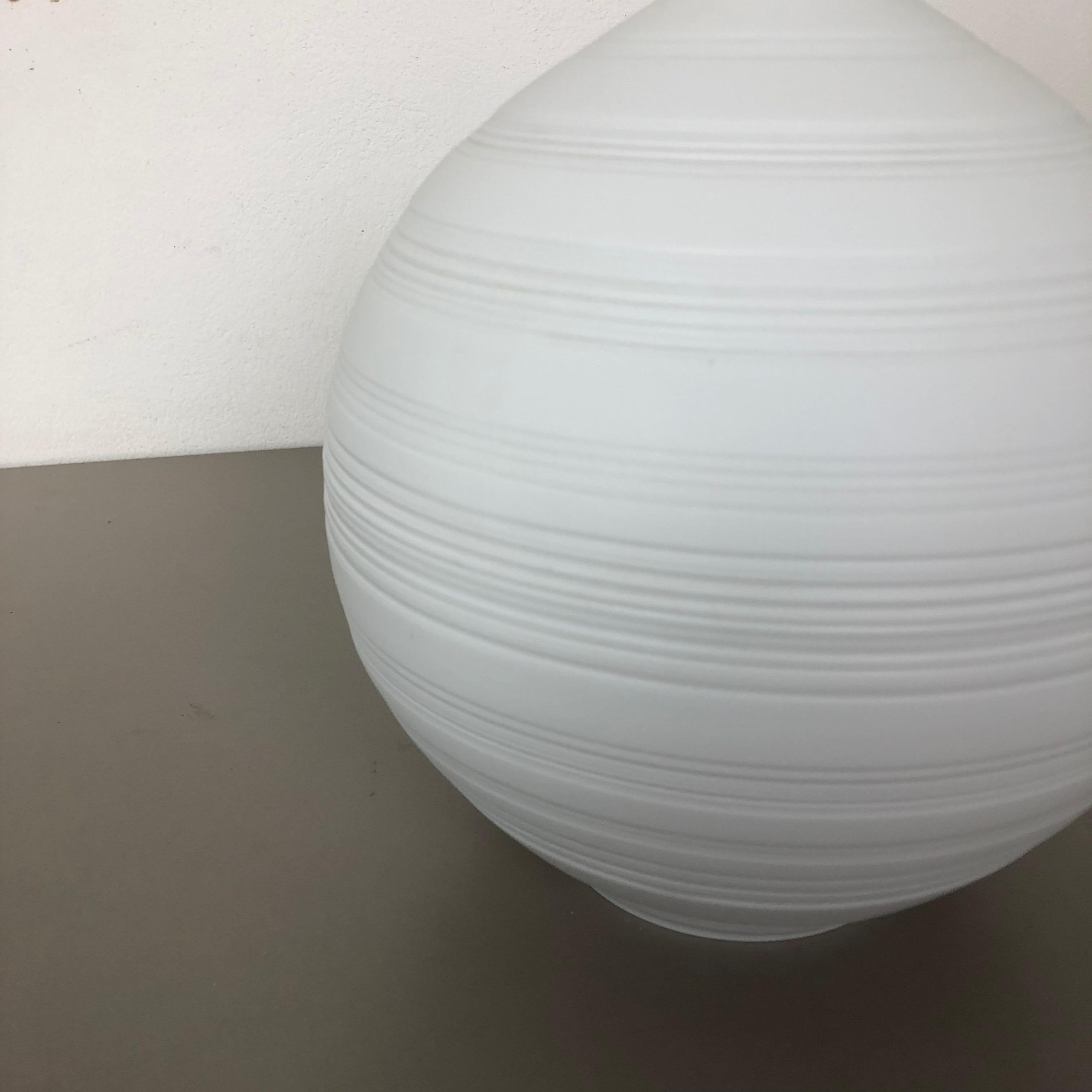 OP Art Vase Biscuit Porcelain by Hans Achtziger for Hutschenreuther, 1970s In Good Condition For Sale In Kirchlengern, DE