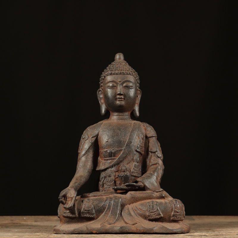 Vintage Asian Iron Sitting Shakyamuni Buddha Statue - Thousand-Robed Design, Symbol of Enlightenment (symbole de l'illumination)

Adoptez une spiritualité intemporelle avec cette statue asiatique en fer du Bouddha Shakyamuni, représenté en