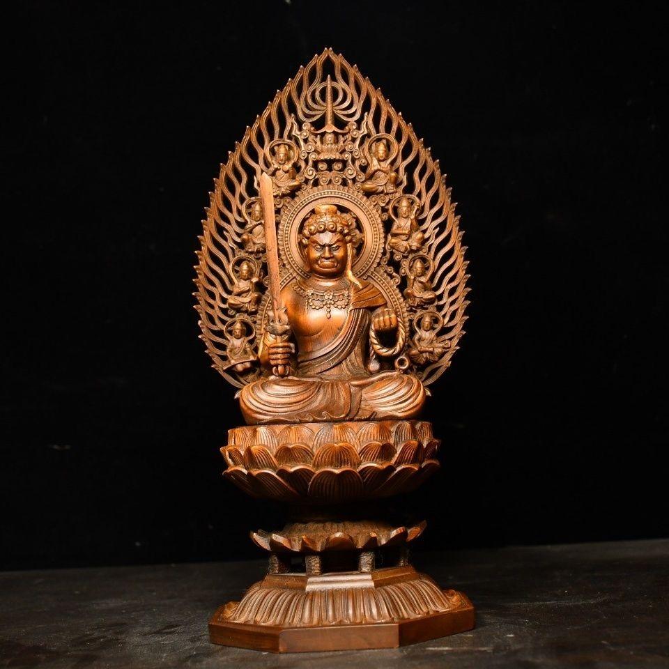 Questa statua di Guan Yin Buddha intagliata in legno, finemente lavorata, misura 30 cm e mostra il Bodhisattva della Compassione seduto con grazia su un fiore di loto, simbolo di purezza, saggezza e illuminazione. Scolpito a mano in legno di