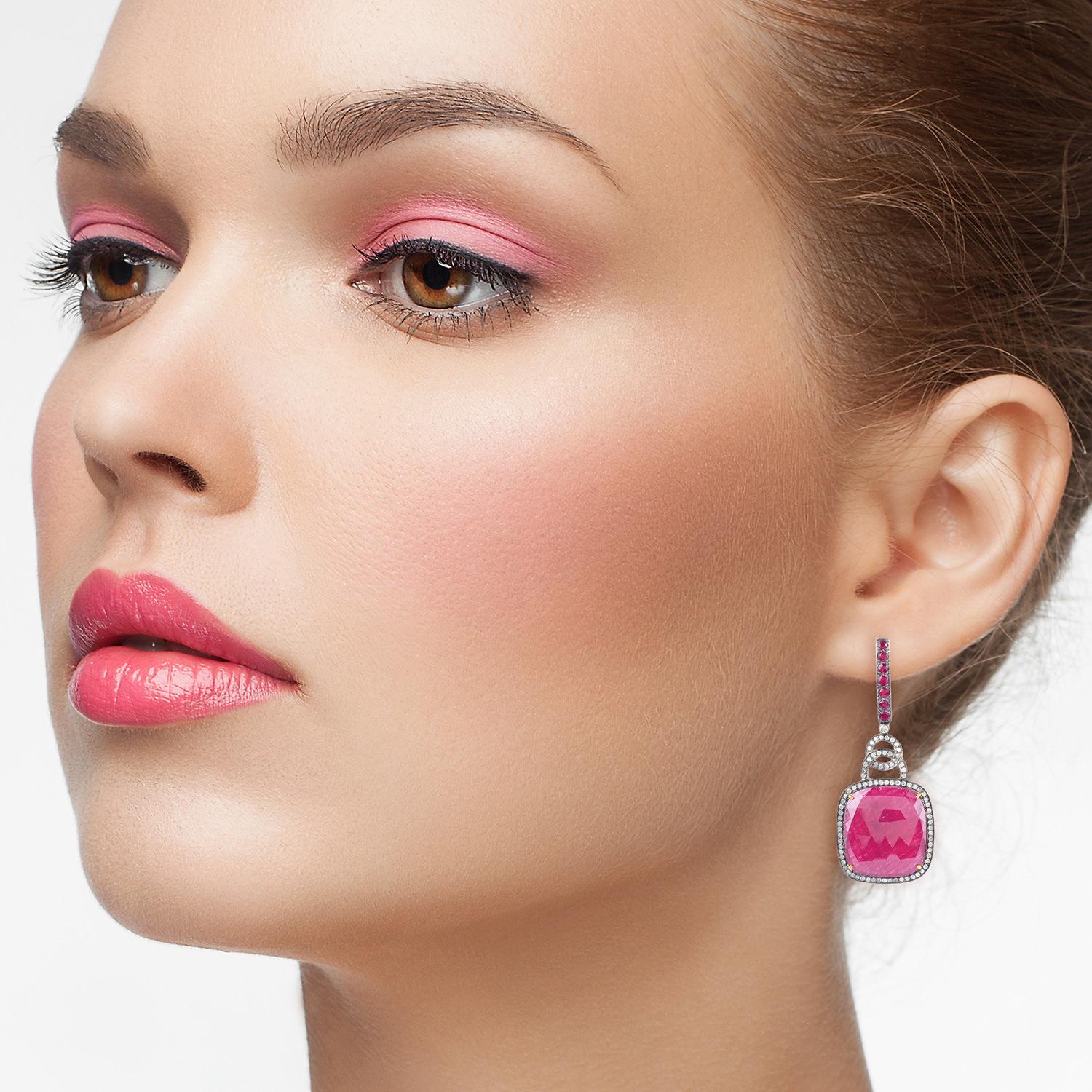 18KT:1.850g,
Diamond:1.11ct,
Silver:8.190g,
Ruby:30.01ct,
Size: 54X22 MM