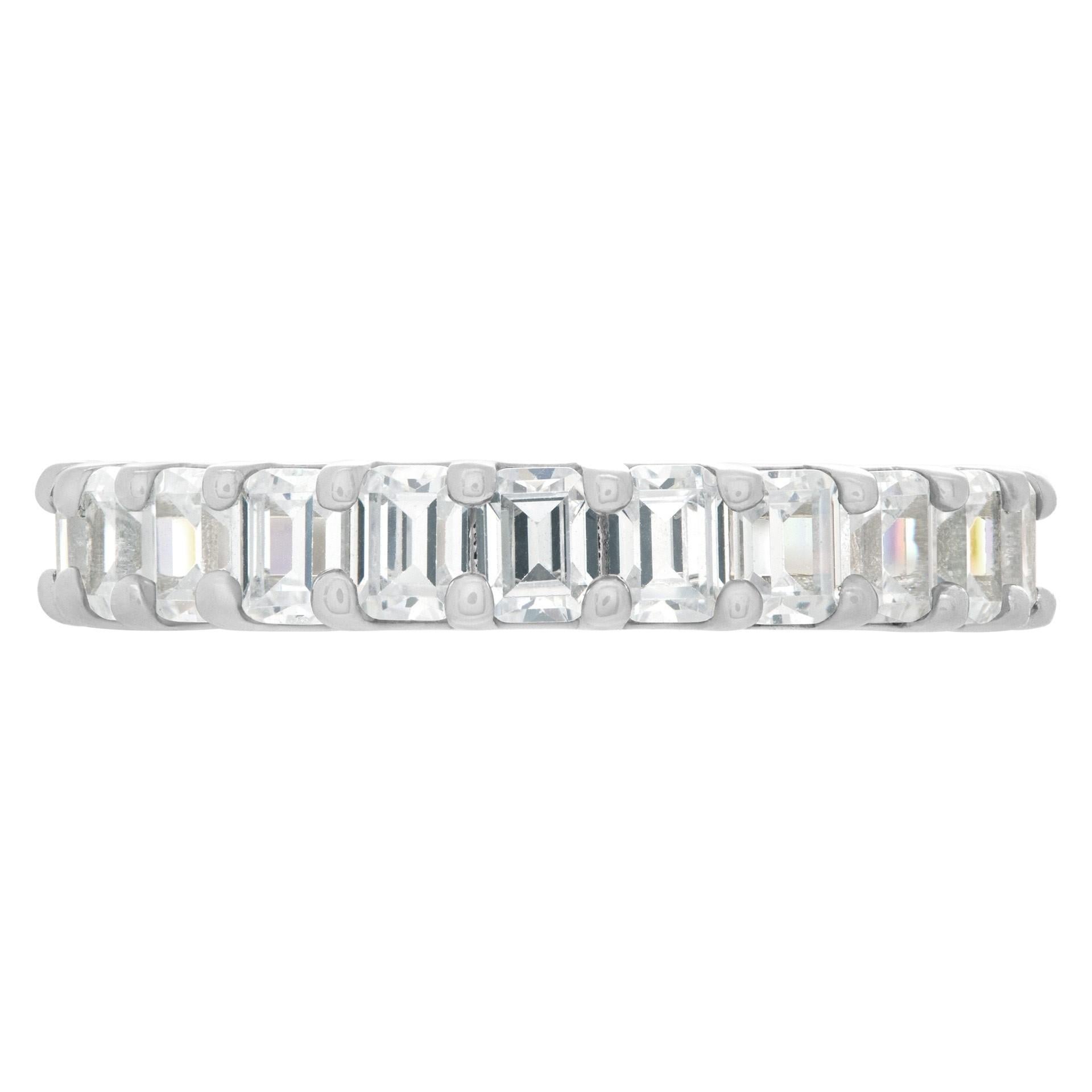 Smaragdschliff-Diamantenband für die Ewigkeit aus Platin mit 23 Diamanten (Farbe G-H, Reinheit VS) von je 0,13 pts, insgesamt ca. 3 Karat. Kontaktieren Sie uns für die Größenbestimmung
