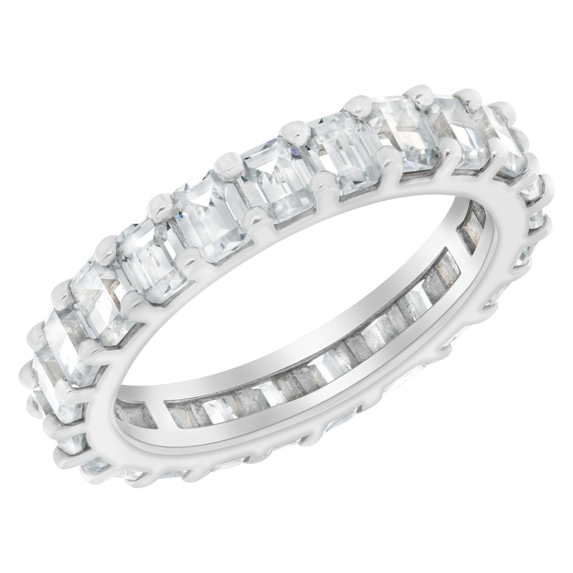 3,0ct Smaragdschliff-Diamant Ewigkeitsring oder Ring in Platin im Zustand „Hervorragend“ im Angebot in Surfside, FL
