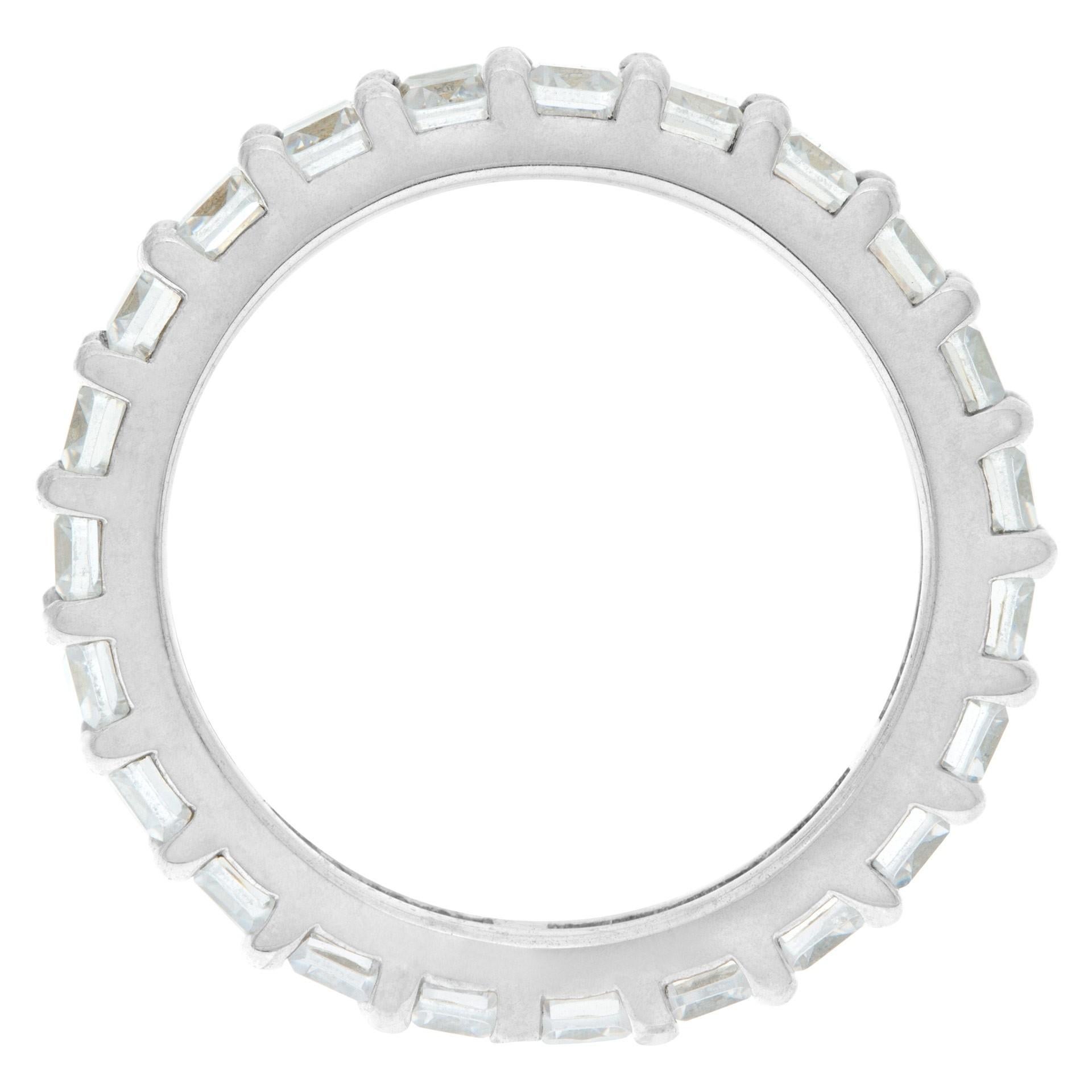 3,0ct Smaragdschliff-Diamant Ewigkeitsring oder Ring in Platin Damen im Angebot